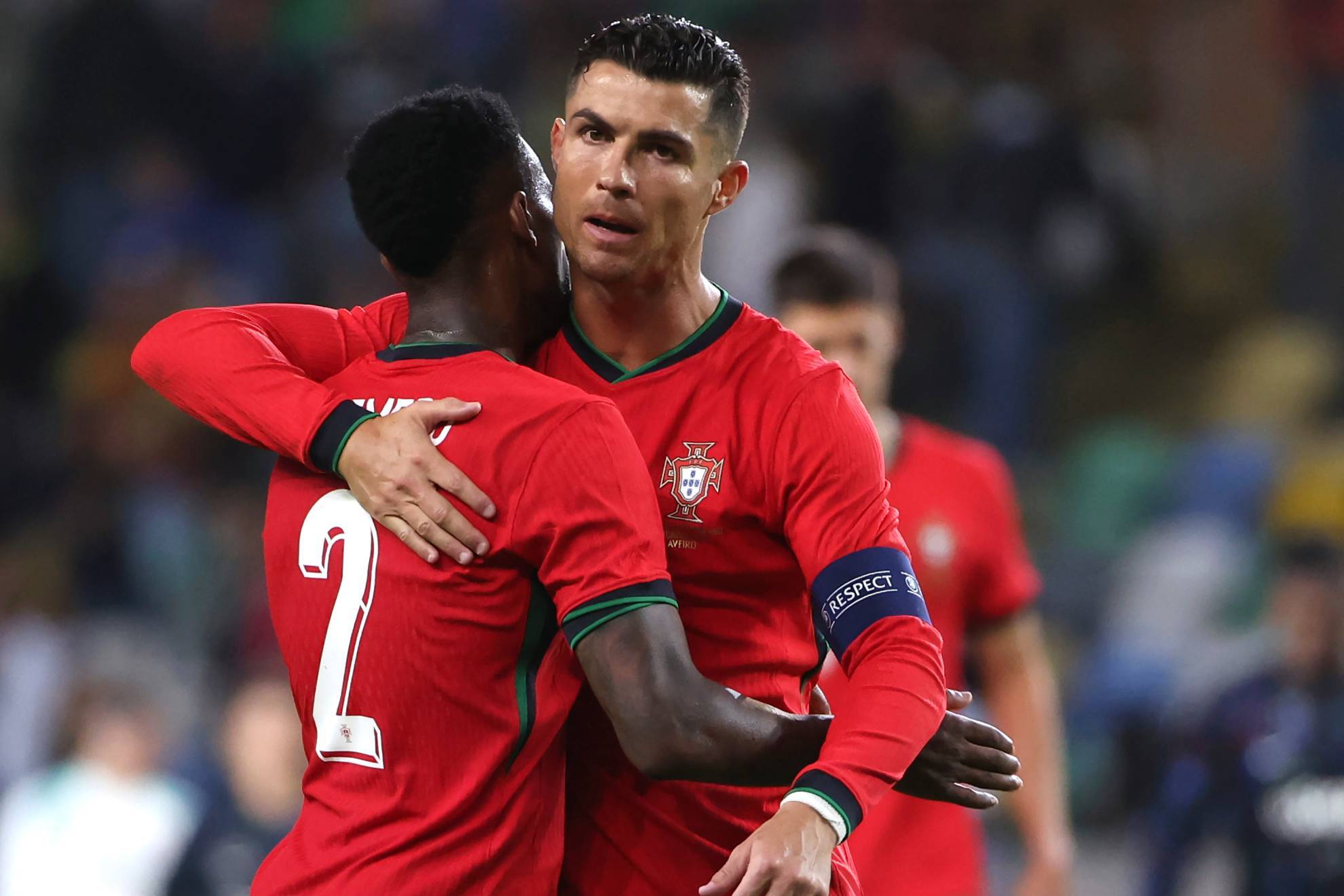 Cristiano Ronaldo se abraza a Nelson Semedo.