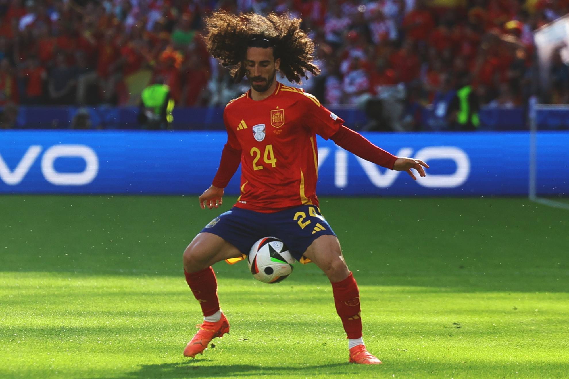 Cucurella controla un balón en el partido ante Croacia.