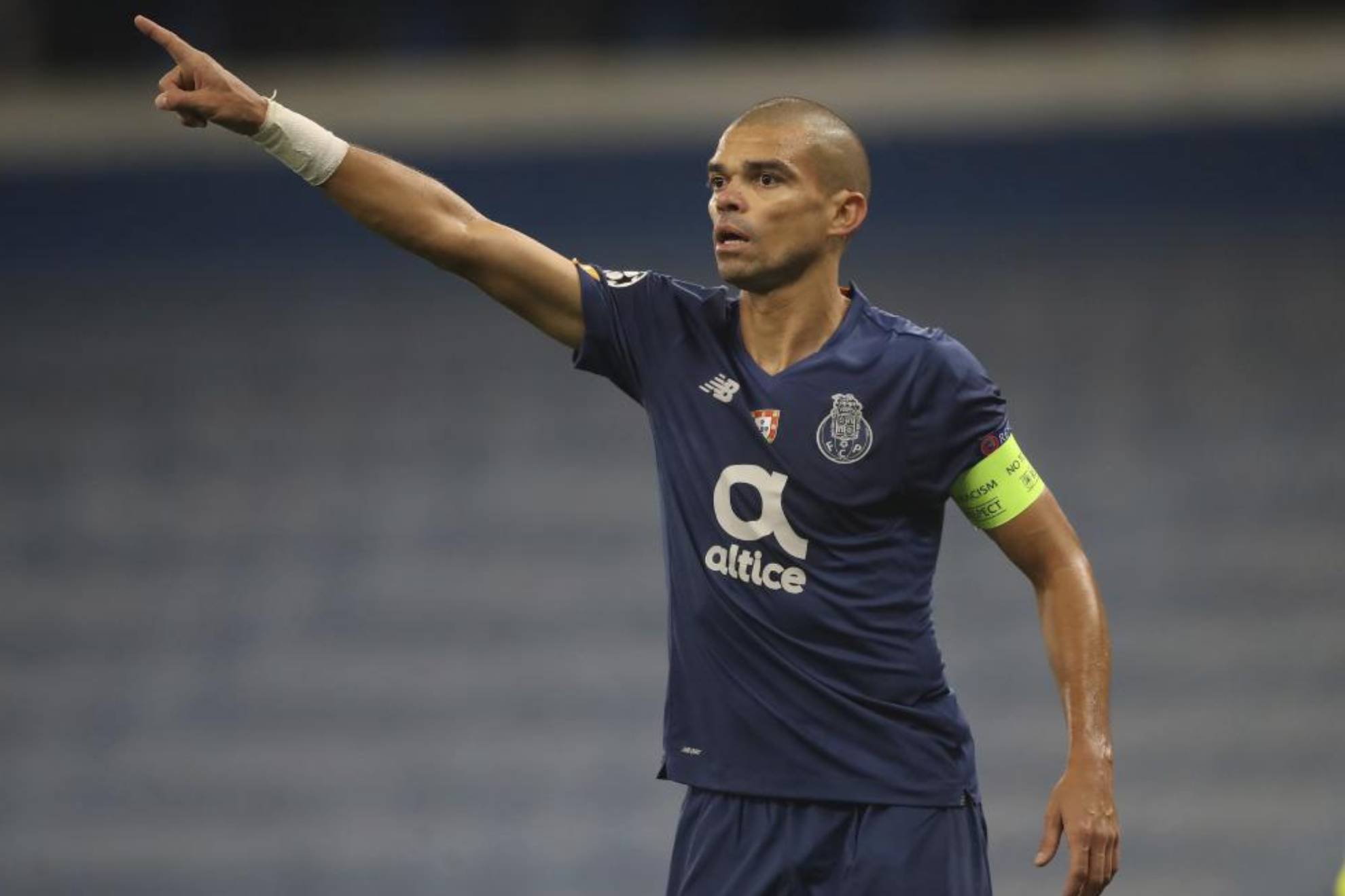 Pepe con el brazalete de capitán en un partido de Champions League frente al Manchester City