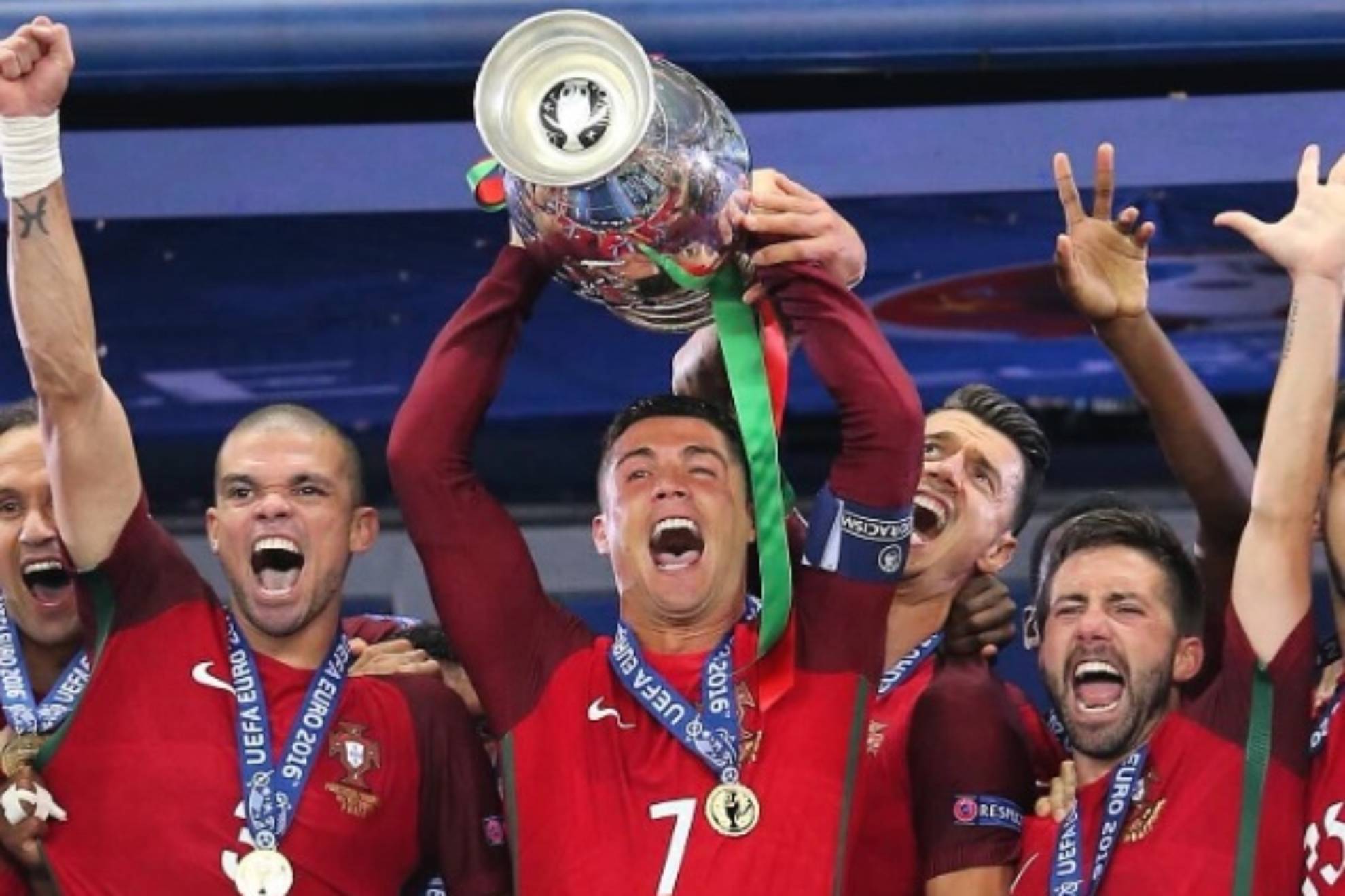 La selección de Portugal, con Cristiano Ronaldo a la cabeza, celebra la Eurocopa 2016
