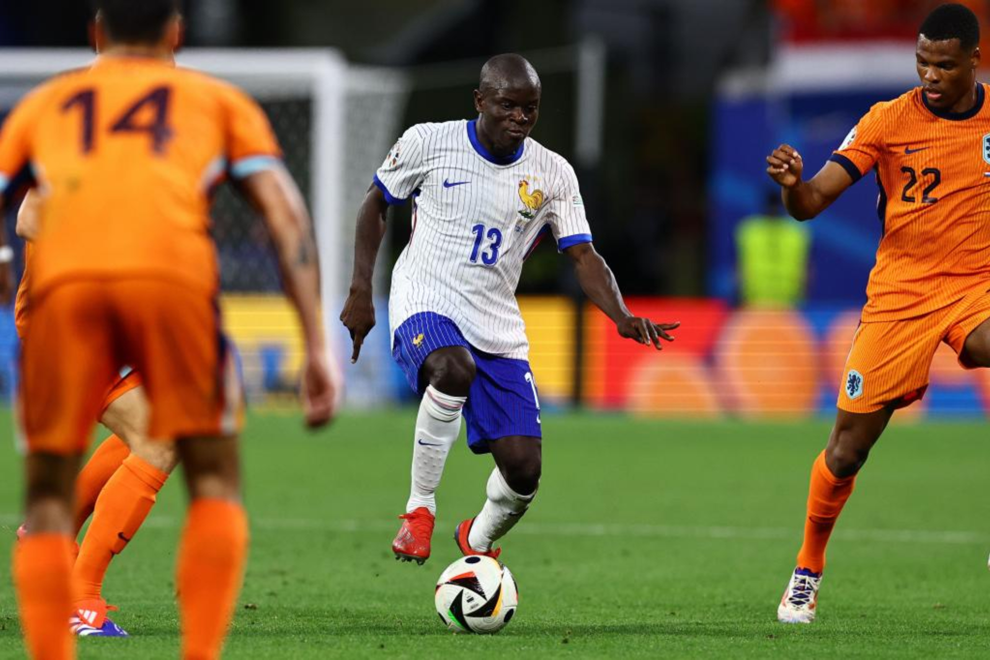 N'Golo Kanté con el balón durante el partido de Francia ante Países Bajos.