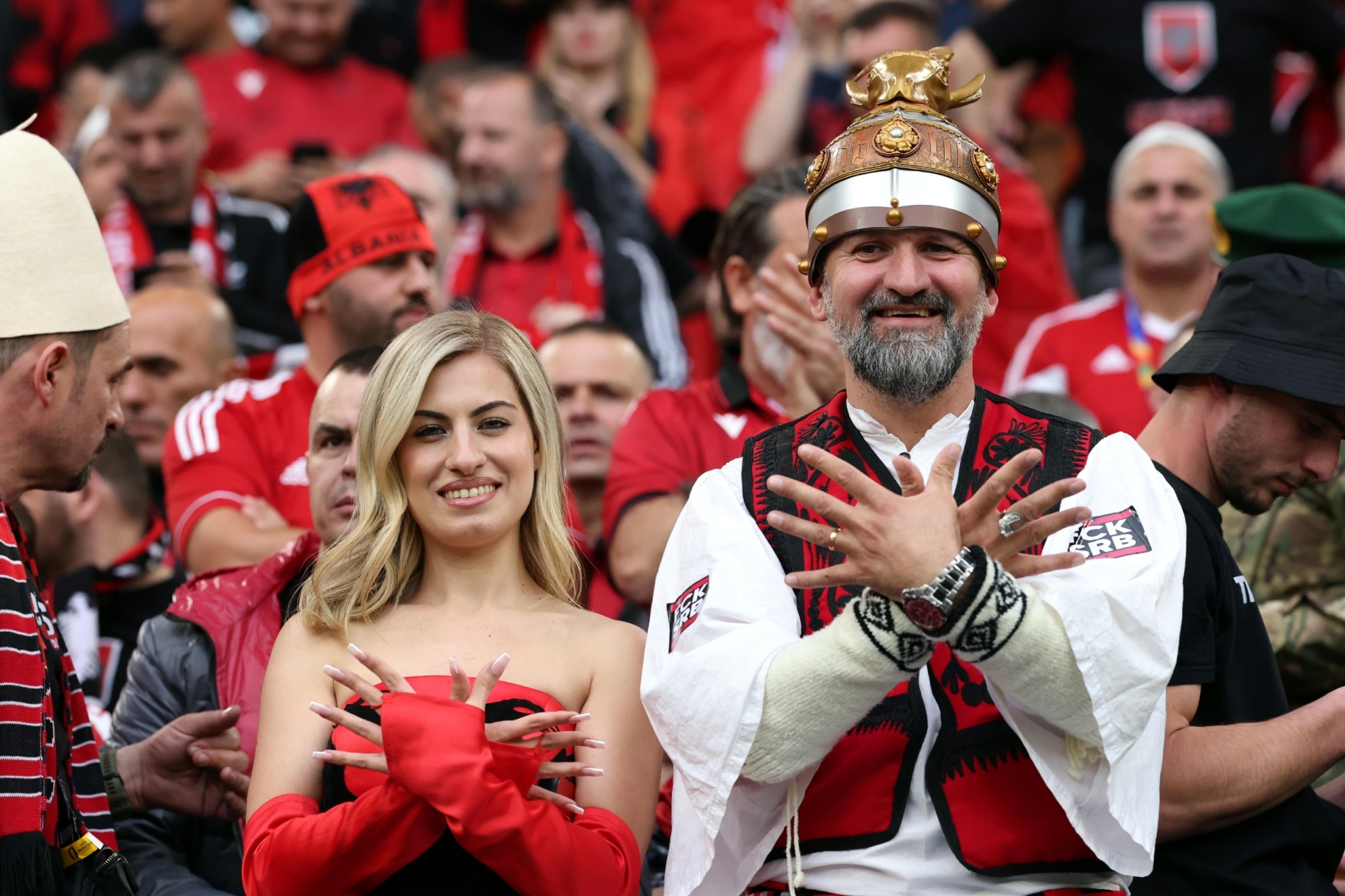 Seguidores albaneses hacen el gesto del águila, símbolo del país/LAPRESSE