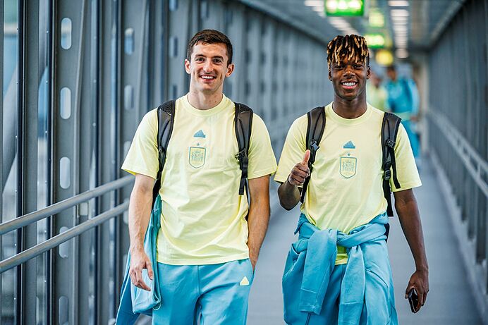 Dani Vivian y Nico Williams, antes de emprender viaje a la final de la Eurocopa..