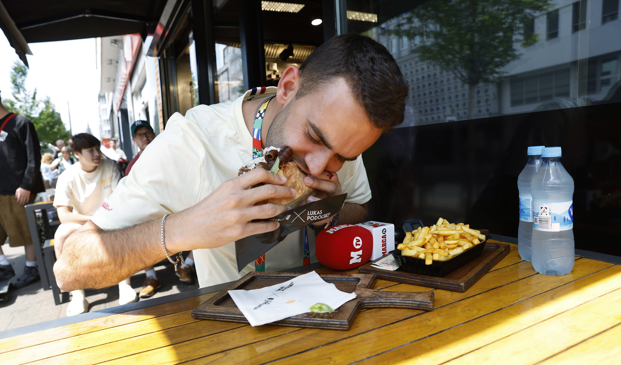 En la cocina de Mangal Döner, el negocio multimillonario de Lukas Podolski, image size:2048x1205