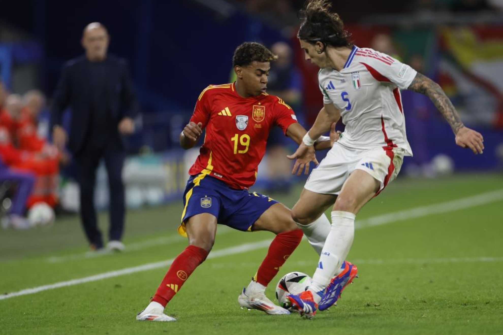Lamine Yamal recorta sobre Calafiori en un momento del partido de España contra Italia. / EFE