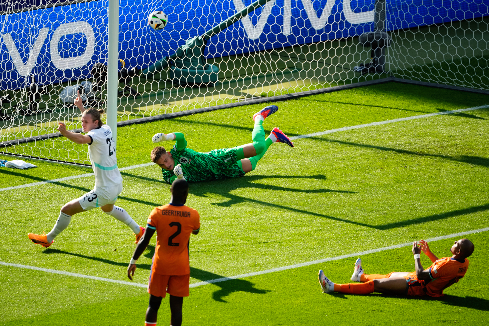 Autogol de Malen en el Países Bajos - Austria
