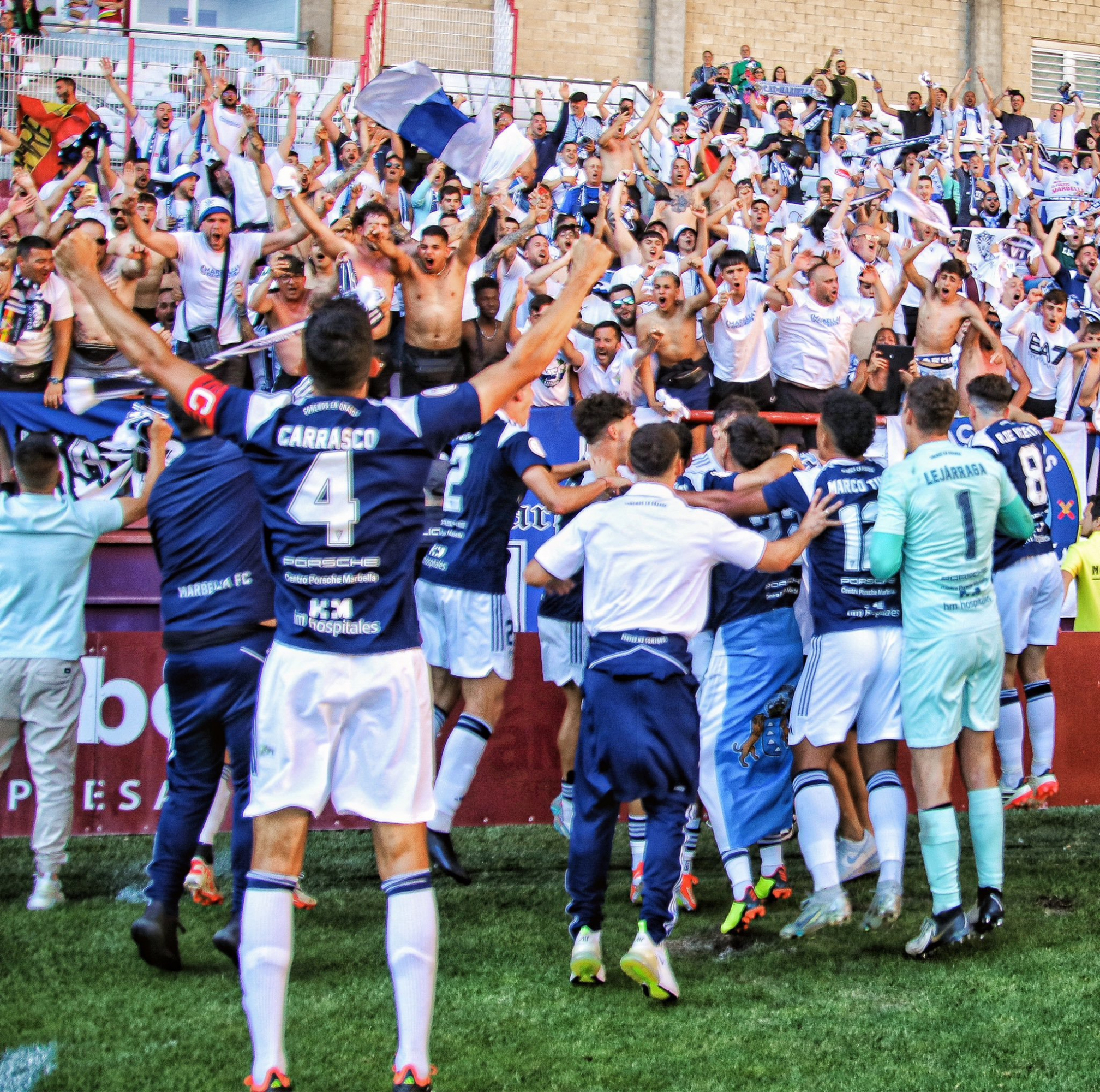 Celebración de los jugadores del Marbella con la afición del ascenso a Primera RFEF.
