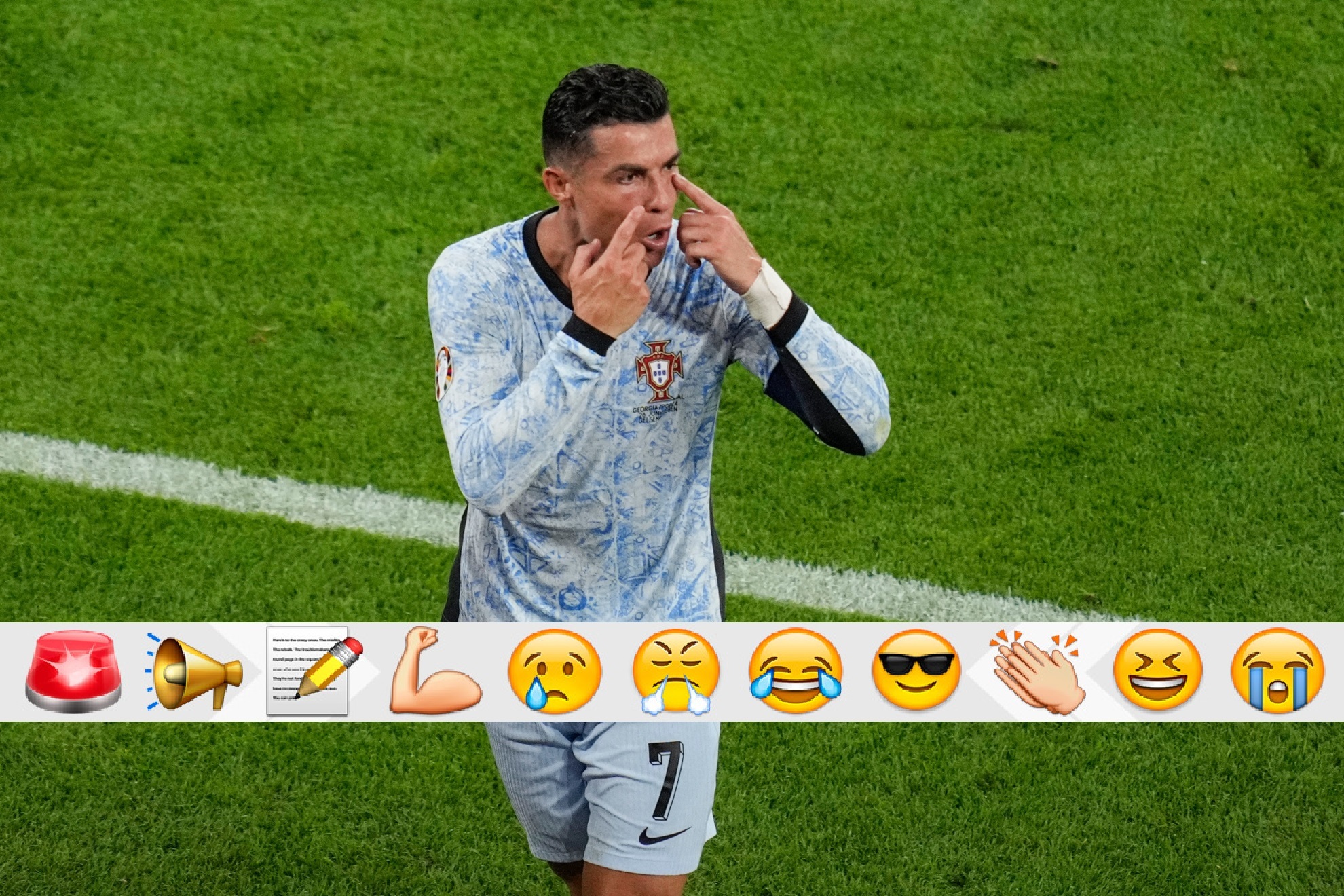 Cristiano se lamenta de un penalti no señalado a favor de Portugal.