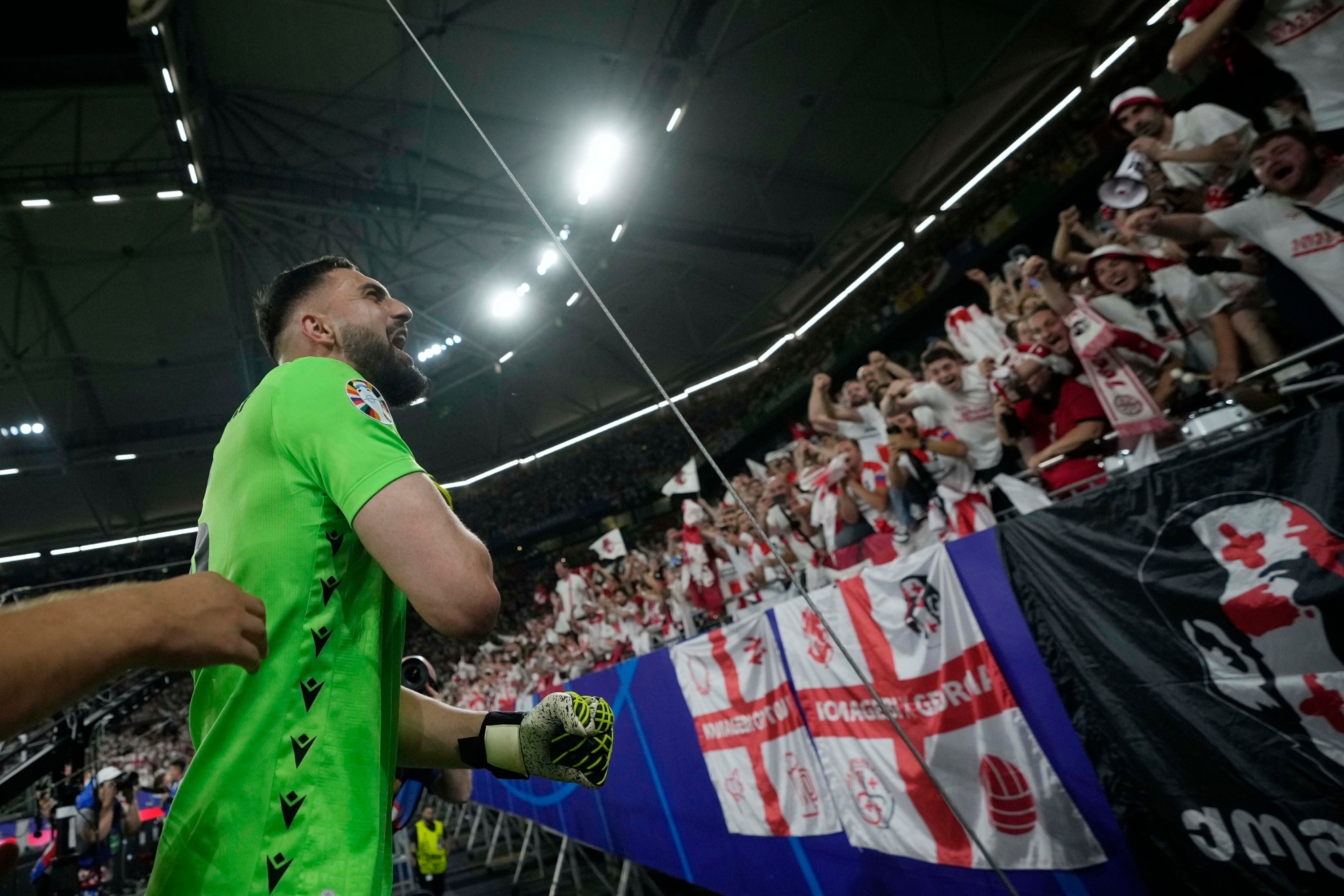 Mamardashvili celebra con la afición de Georgia el pase a octavos.
