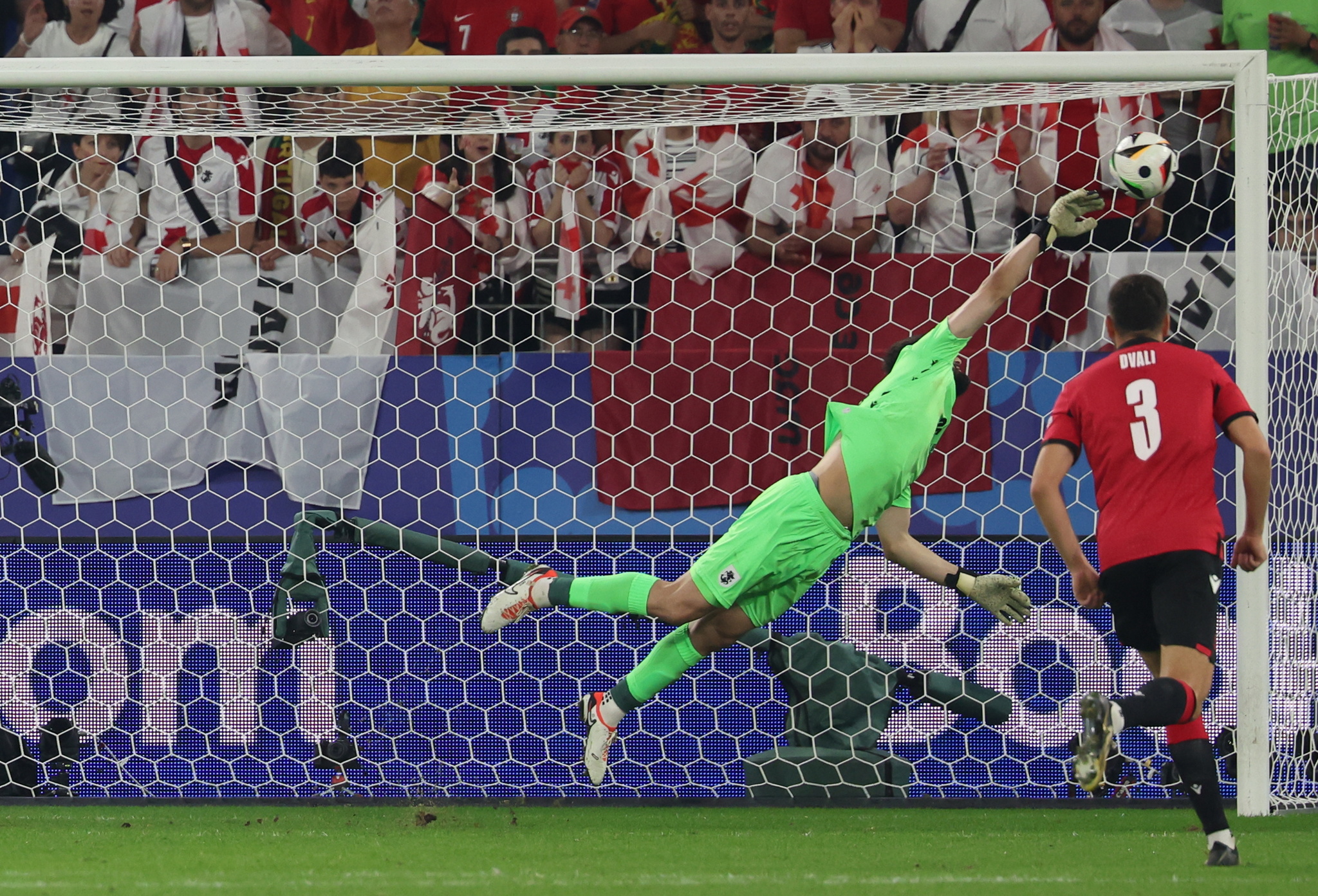 Paradón a mano cambiada cuando el disparo de Portugal iba a la escuadra.