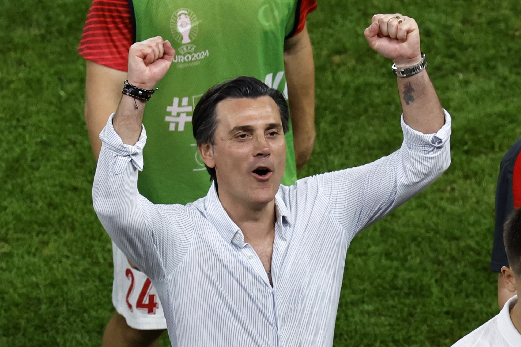 Vincenzo Montella celebra el pase de Turquía a octavos.