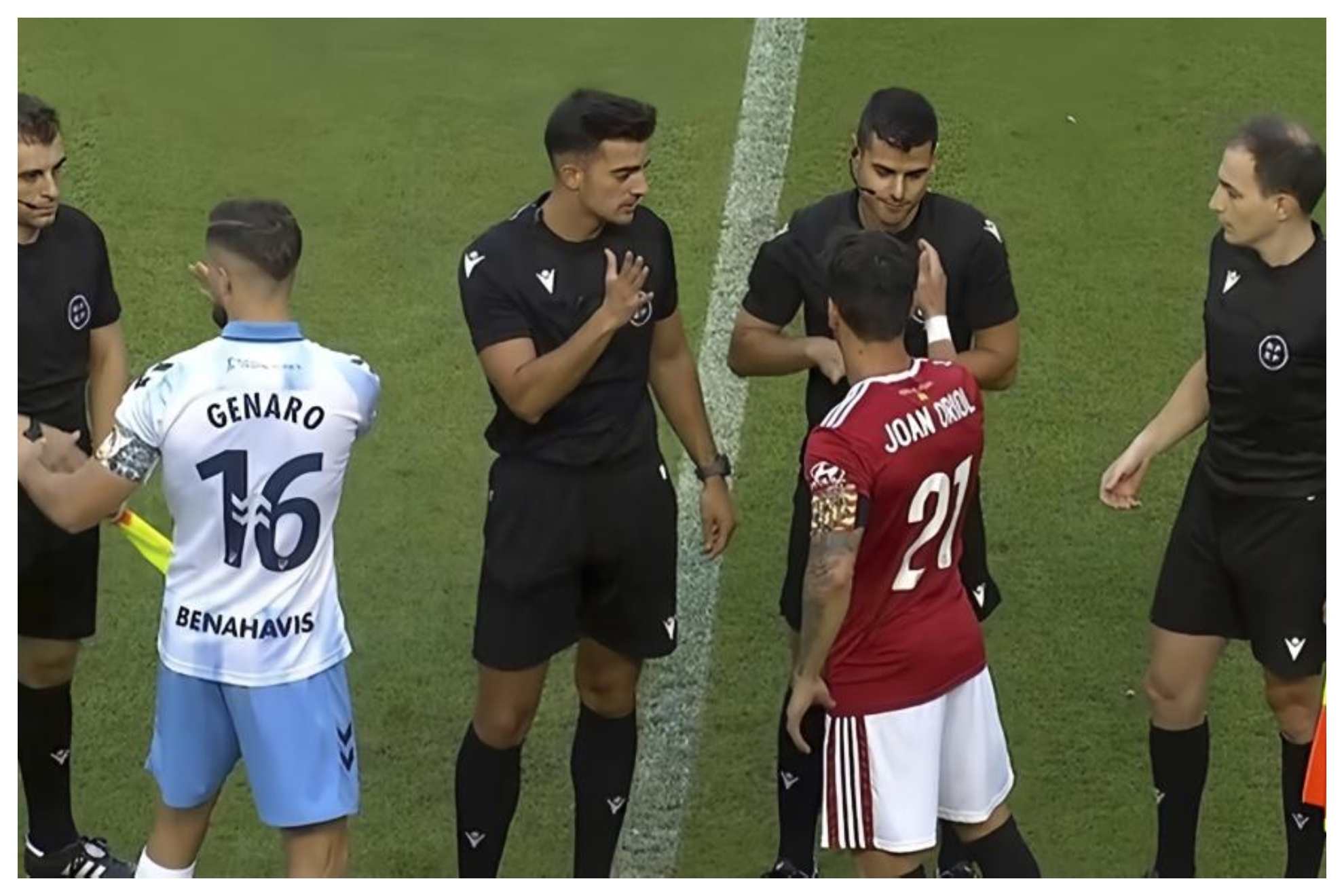 El colegiado Mallo Fernández durante el sorteo antes del Nástic-Málaga