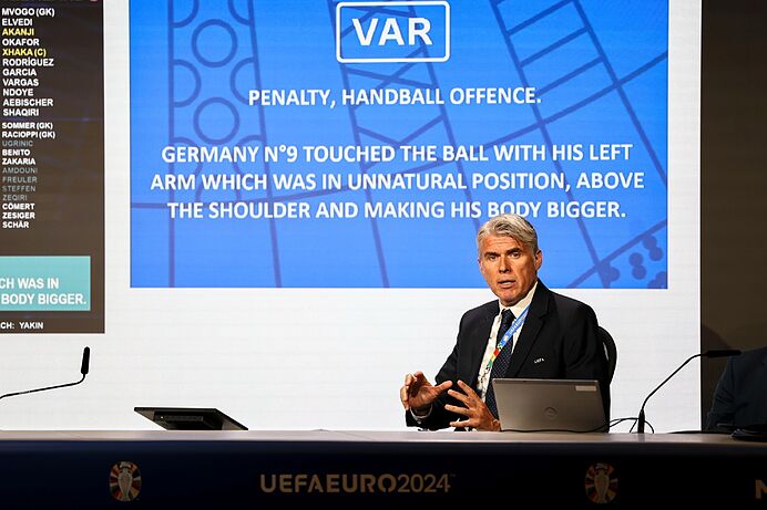 Roberto Rosetti, en una reunión durante la Eurocopa.