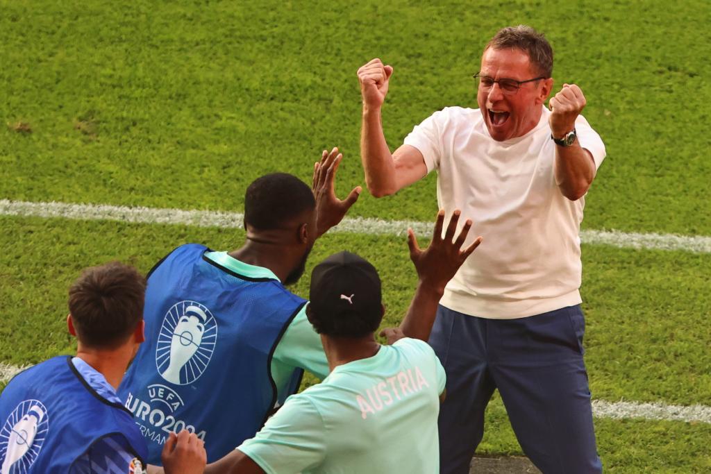 Ralf Rangnick celebrando la victoria ante Países con sus jugadores y Alaba como parte del 'staff'