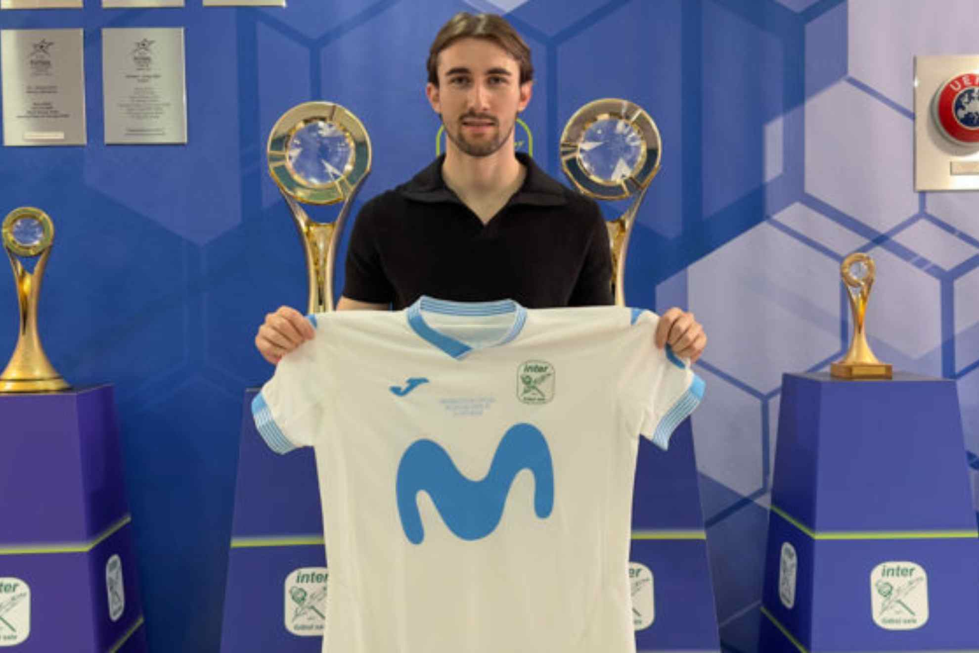 Javi Mínguez, con su nueva equipación