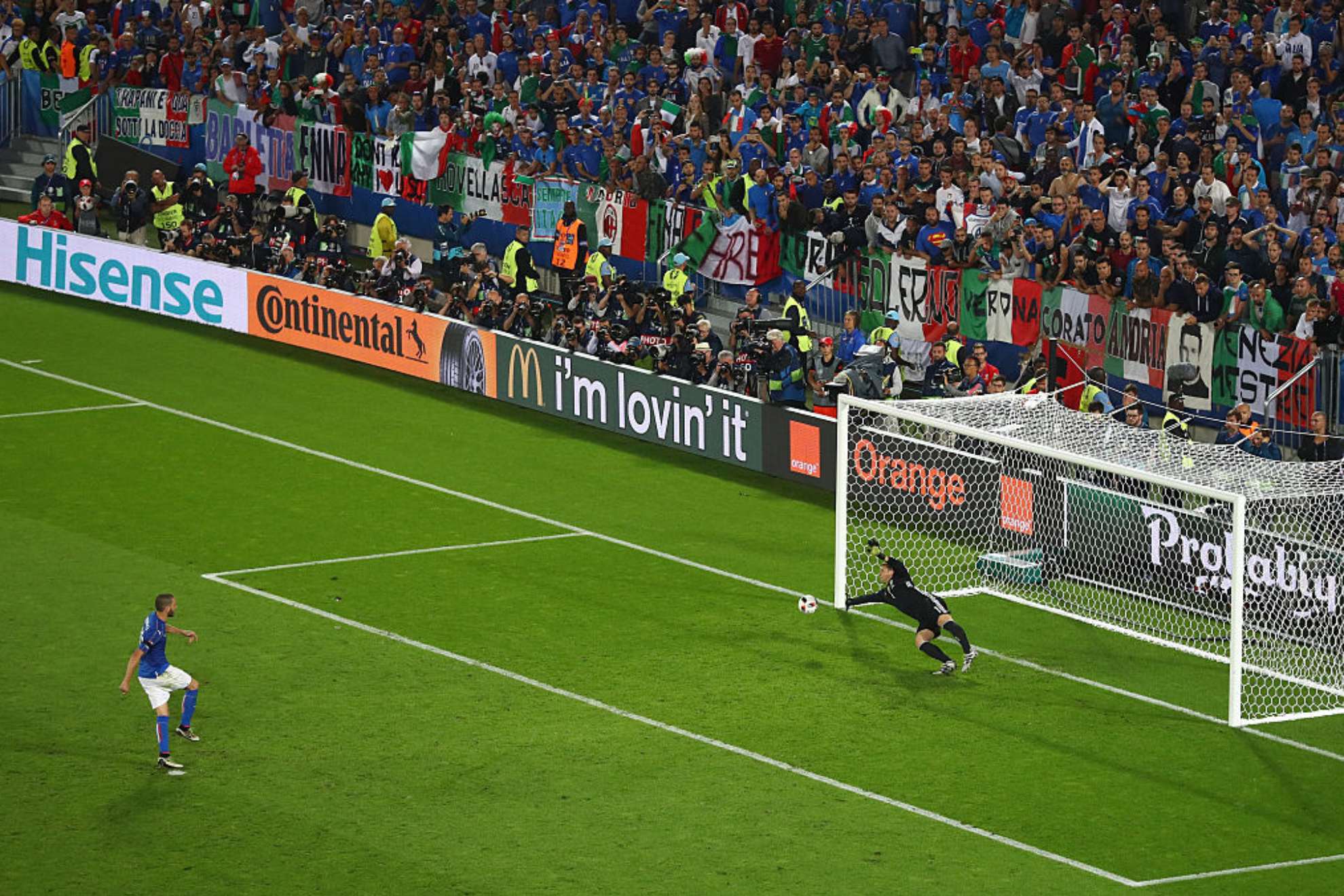 Neuer parando un penalti a Italia durante la Euro 2016.