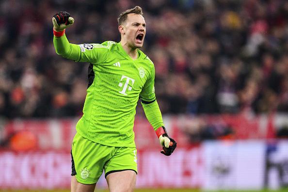 Neuer inicia el juego de su selección con las manos.