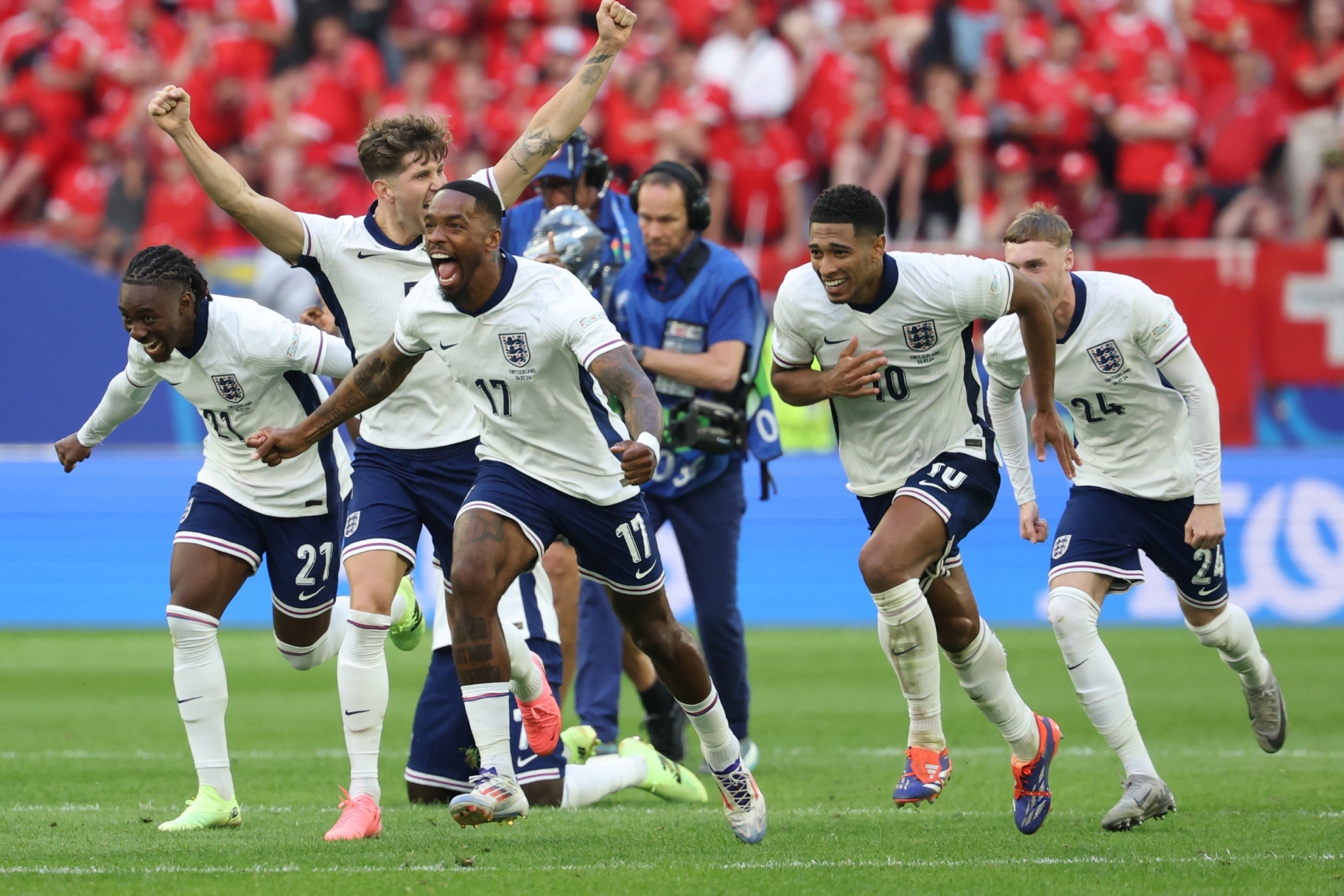 Los jugadores de Inglaterra celebran el pase a semis contra Suiza.