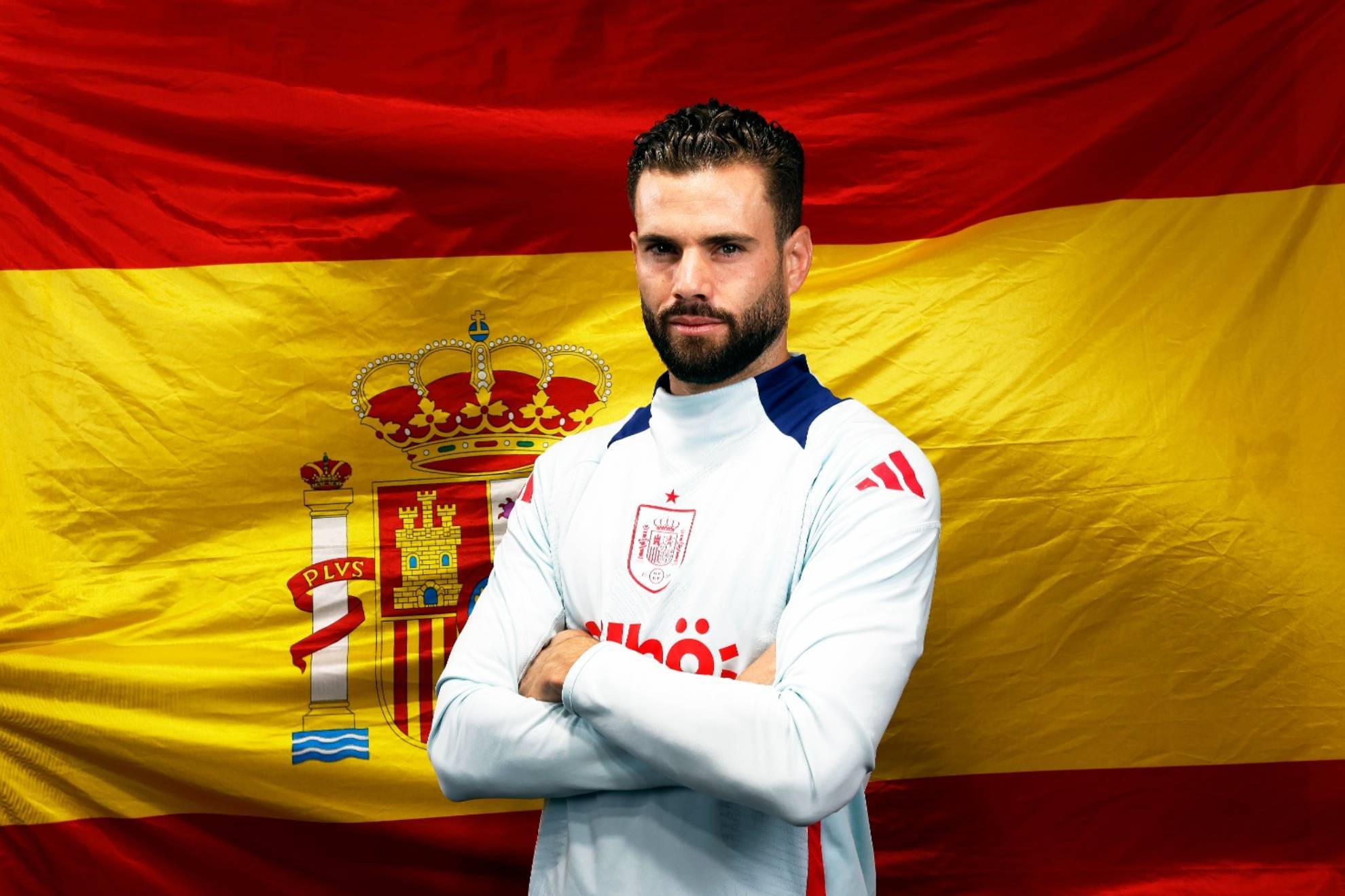 Nacho posa para MARCA con la bandera de España.