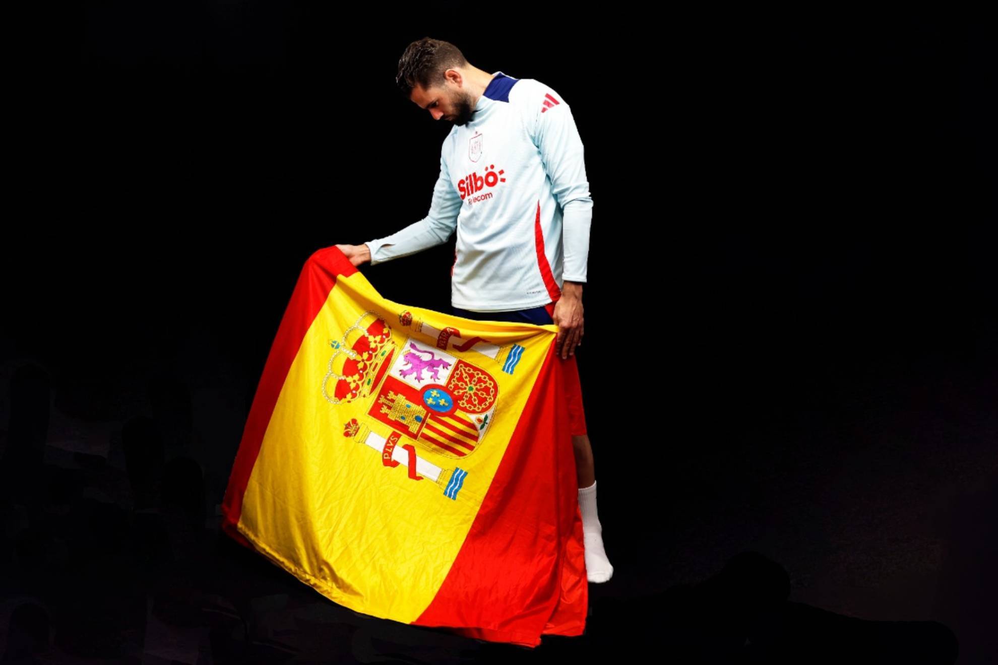 Nacho, toreando con la bandera de España.