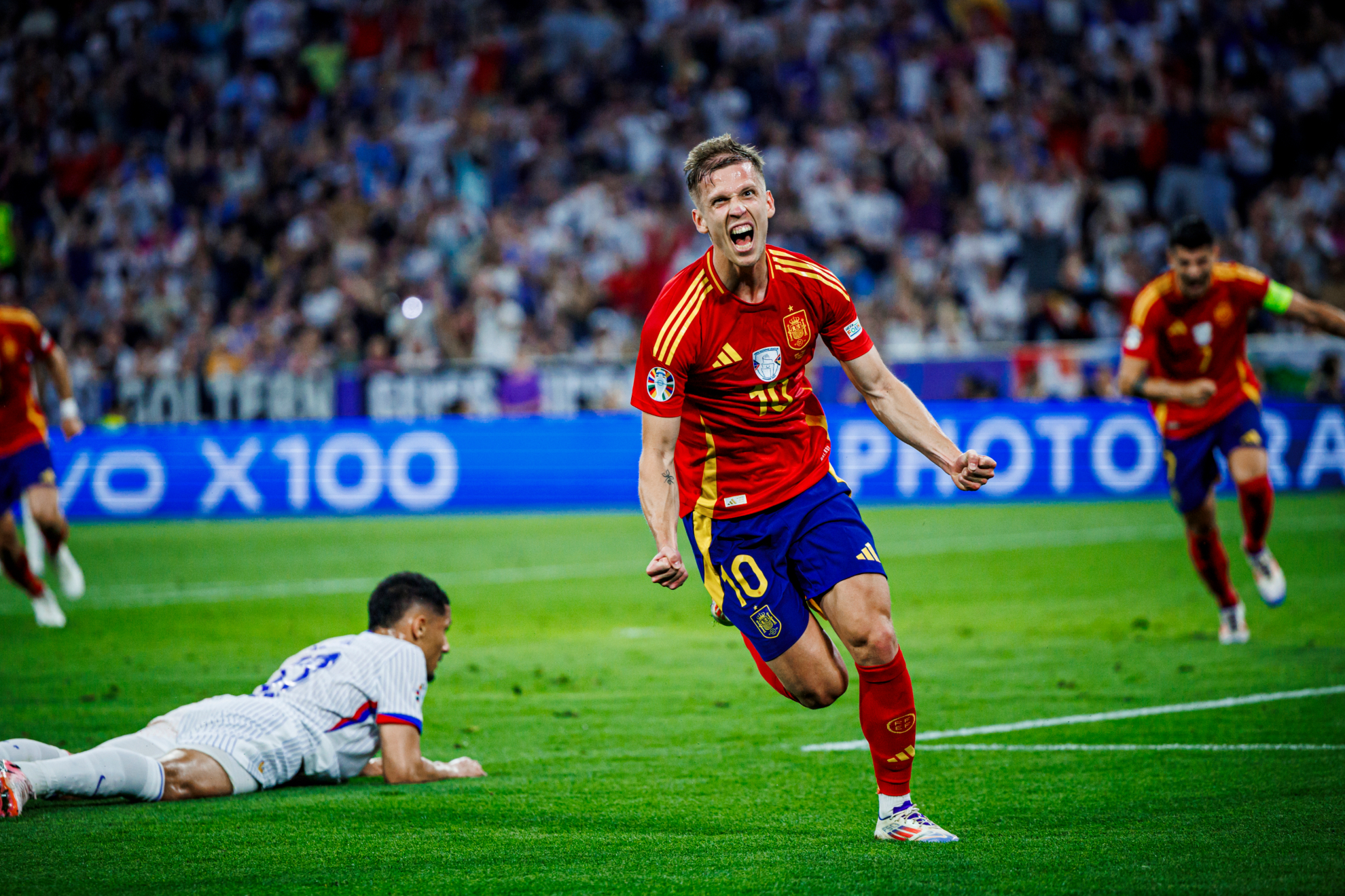 Dani Olmo celebrando el gol con España.
