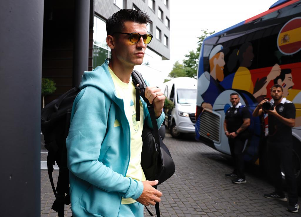 Morata saliendo del hotel de concentración, al fondo el miembro de seguridad, Santos