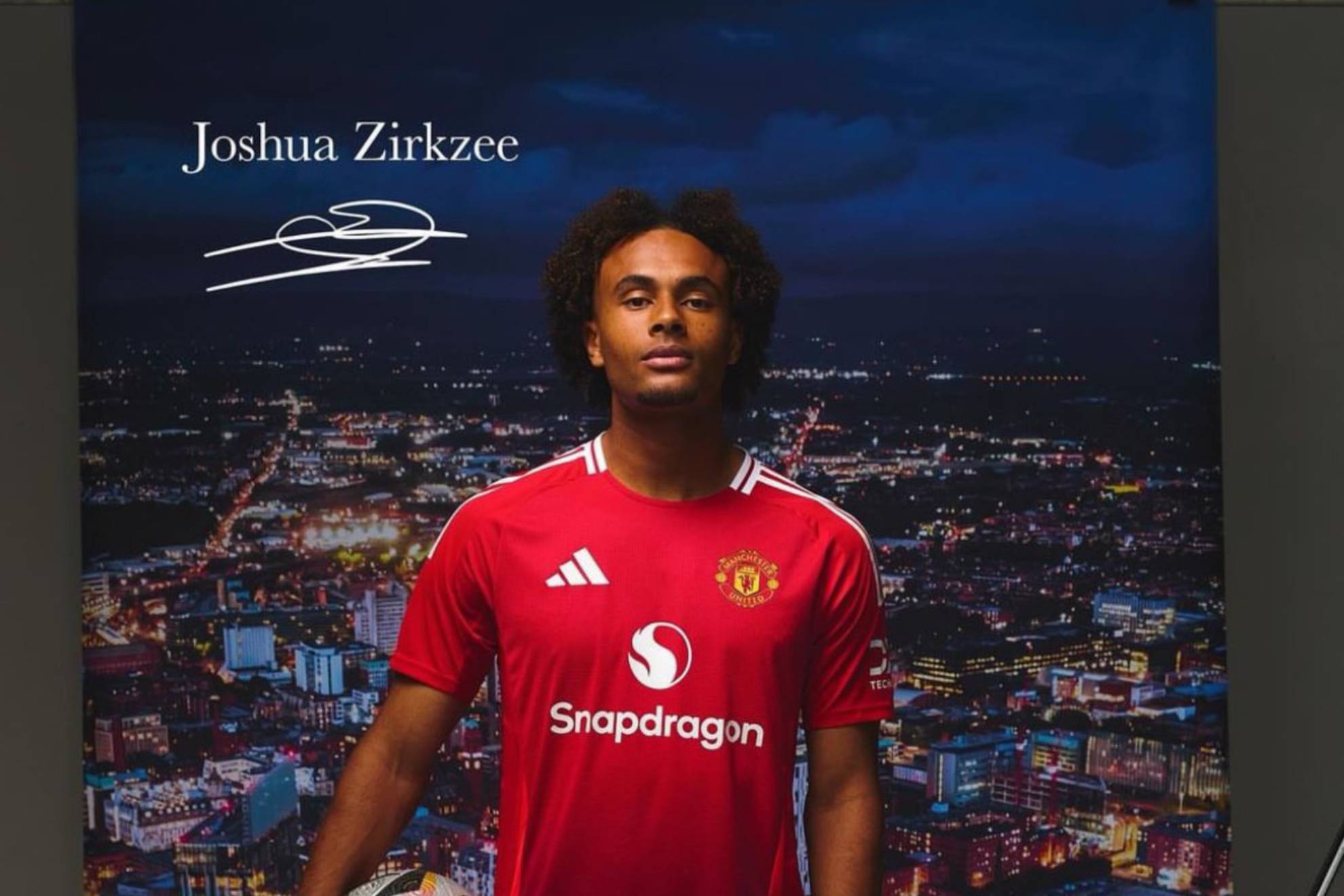 Zirkzee presentado como nuevo jugador del United.