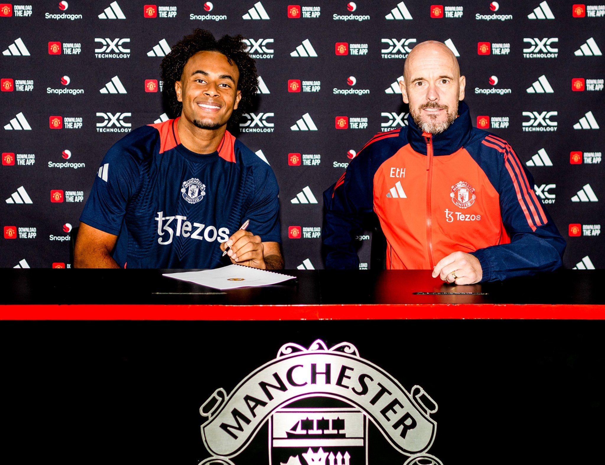 Zirkzee posa junto a su nuevo técnico, Erik Ten Hag.