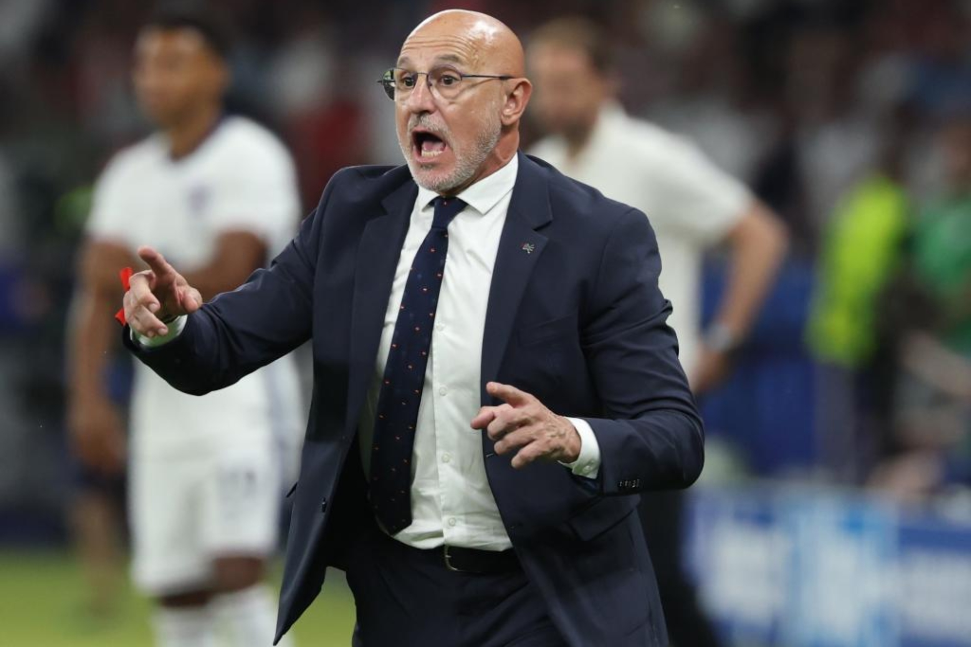 De la Fuente, seleccionador de España, da una indicación en la final ante Inglaterra.