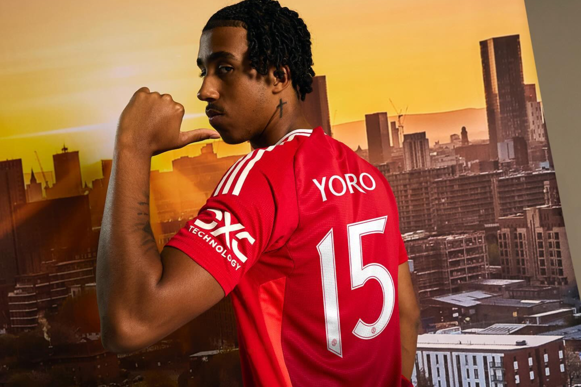 Leny Yoro posando con la camiseta de su nuevo club.