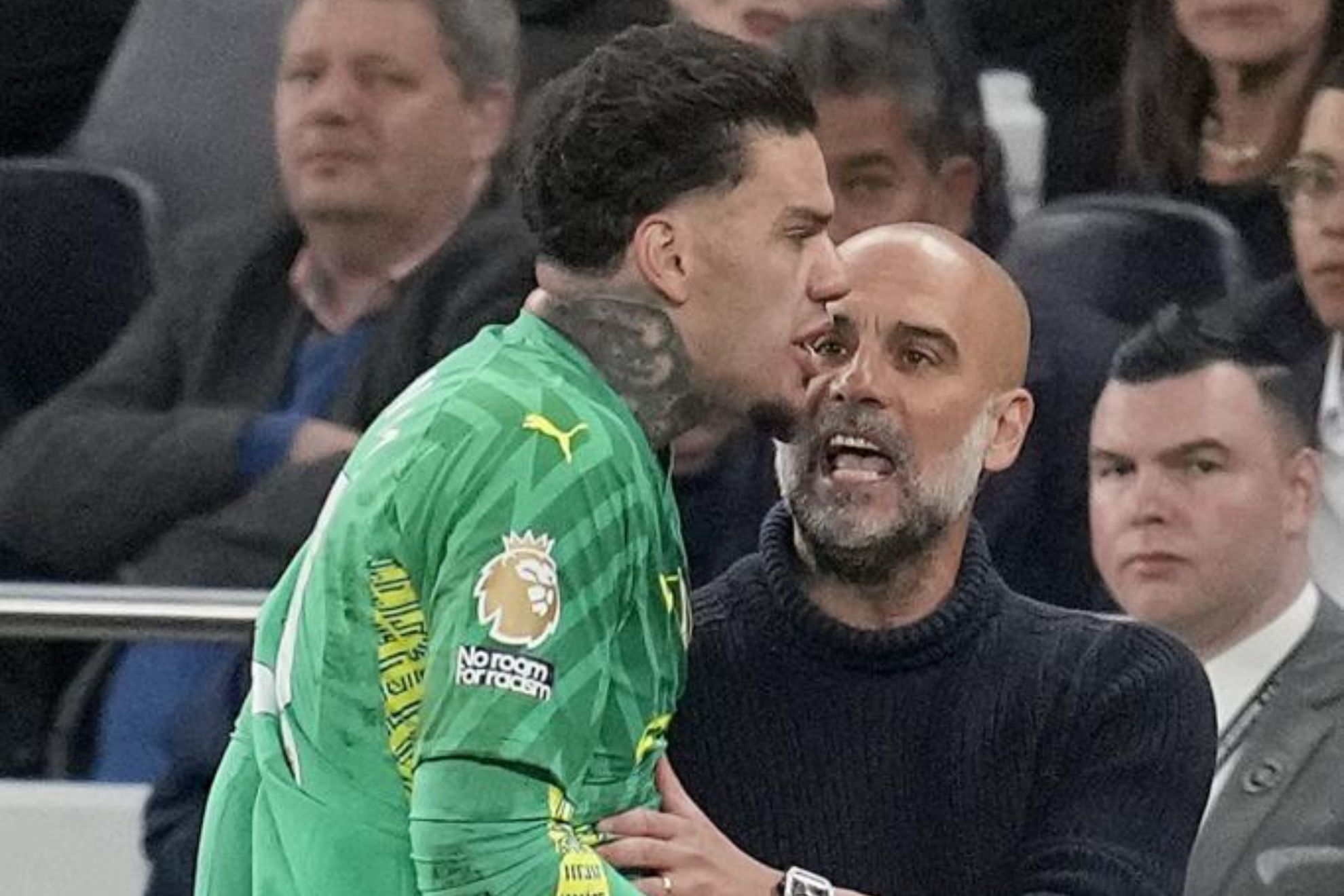 Ederson, conversando con Guardiola