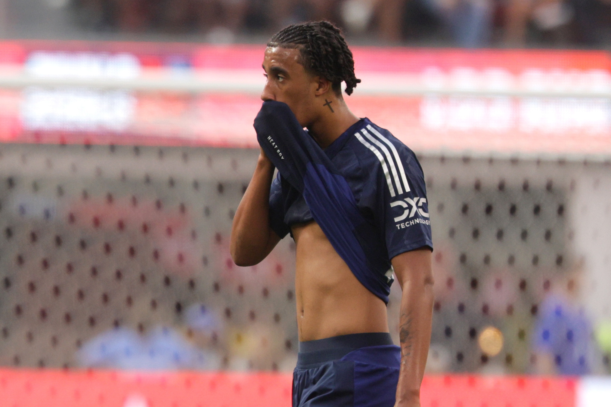 Leny Yoro, disgustado tras caer lesionado