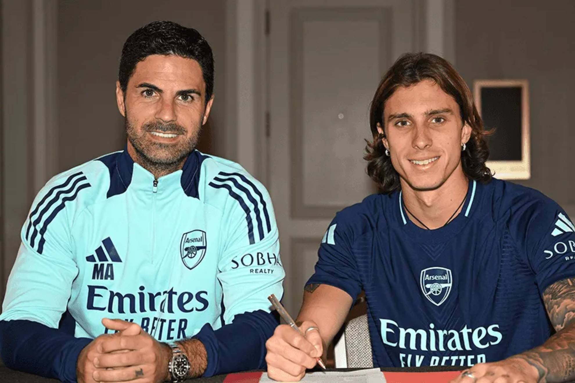 Mikerl Arteta junto a Calafiori.