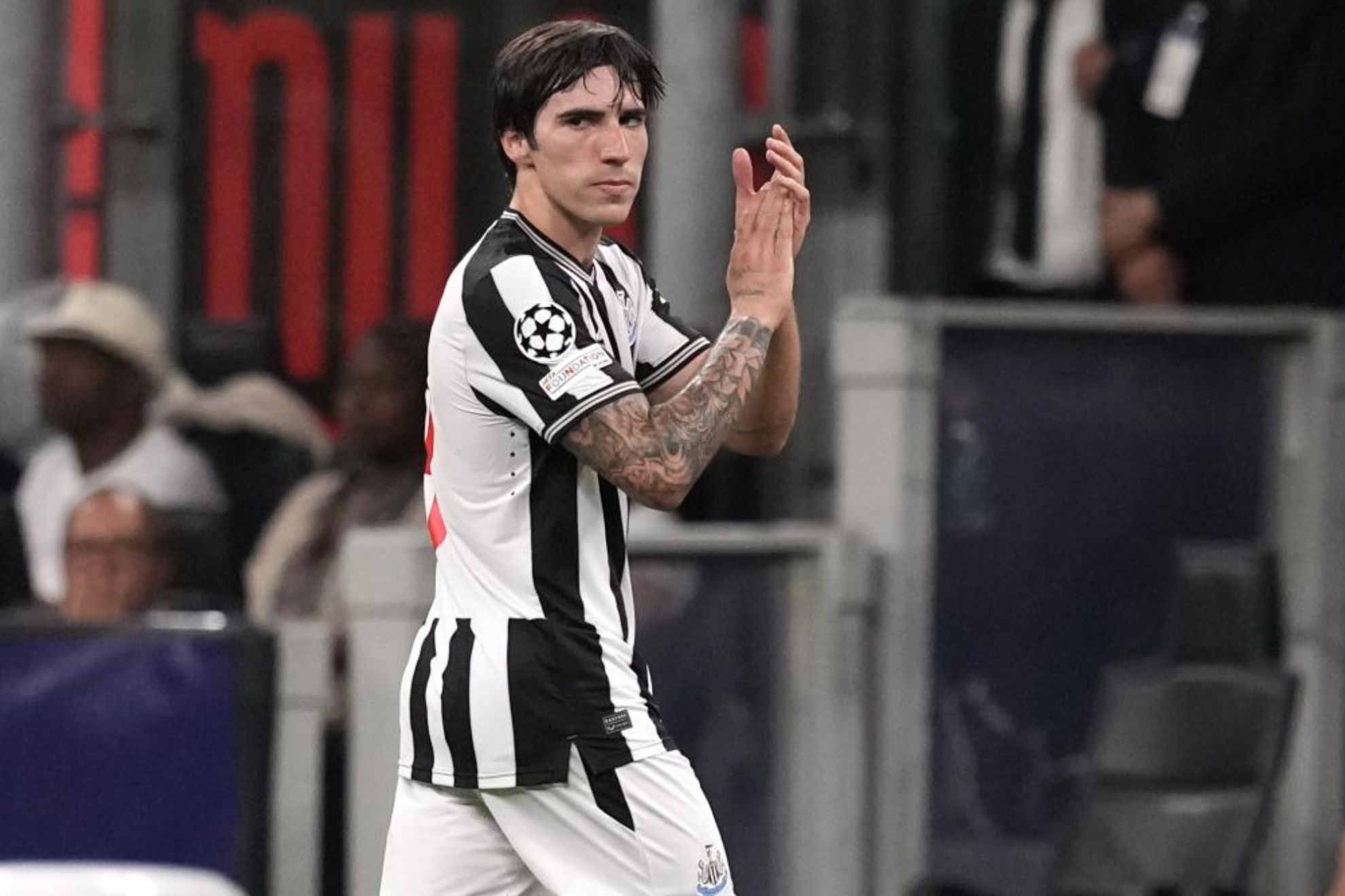 Sandro Tonali, aplaudiendo a la afición durante un partido contra el Milan
