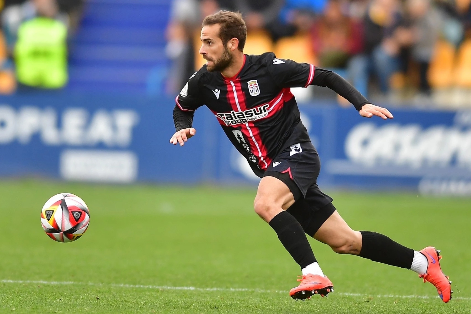Hector Hevel, en un partido con el Efesé,