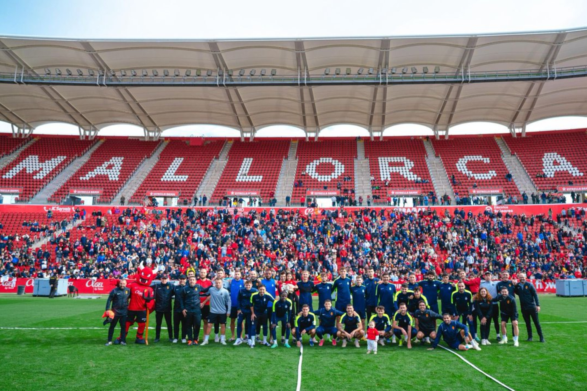 El Mallorca se entrena ante más de un millar de aficionados en Son Moix