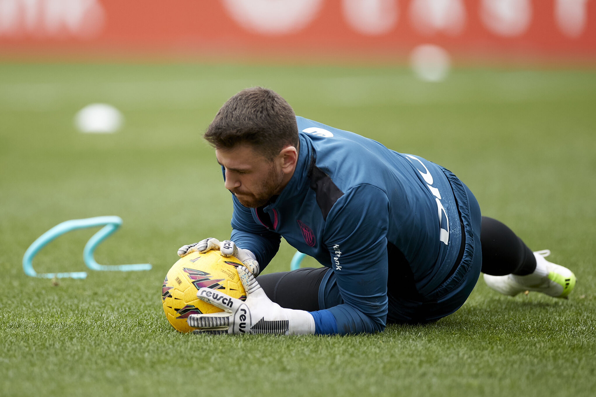 Unai Simón sujeta un balón en un ejercicio durante un entrenamiento en Lezama.
