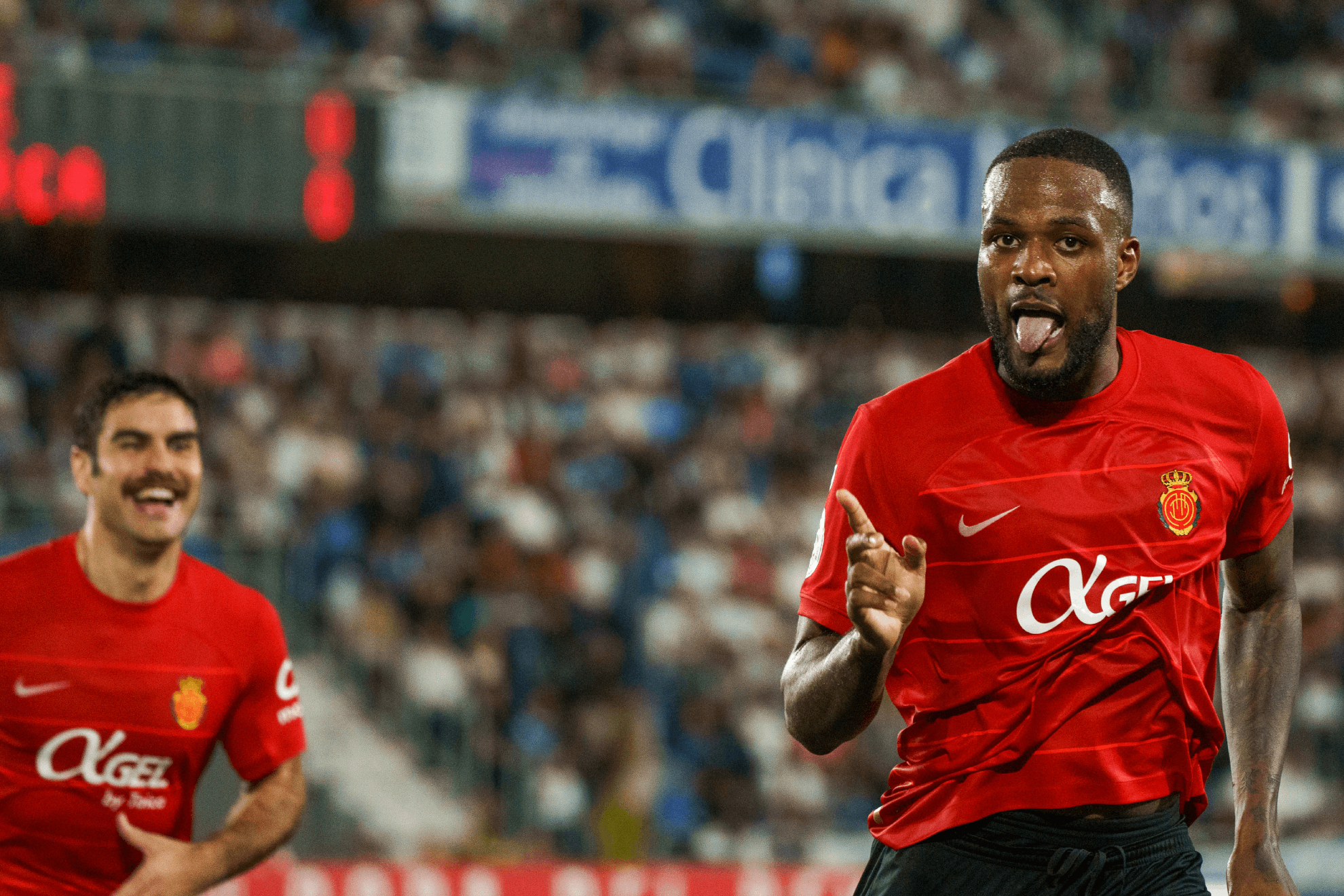 Larin se reconcilia con el gol
