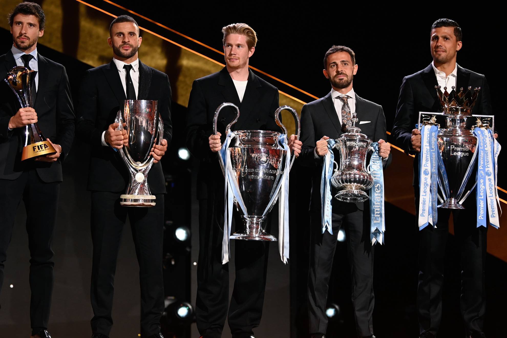 Los jugadores del Manchester City con los trofeos conseguidos la pasada temporada.