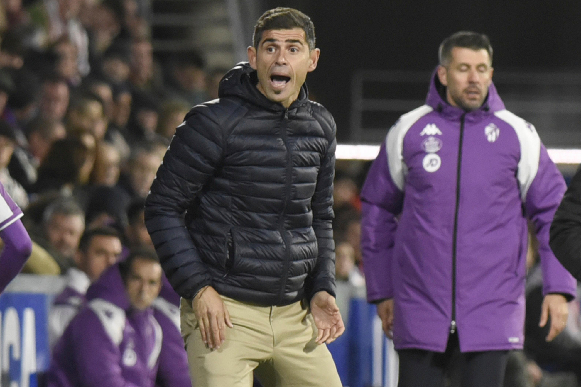 Antonio Hidalgo, dando indicaciones a sus jugadores.