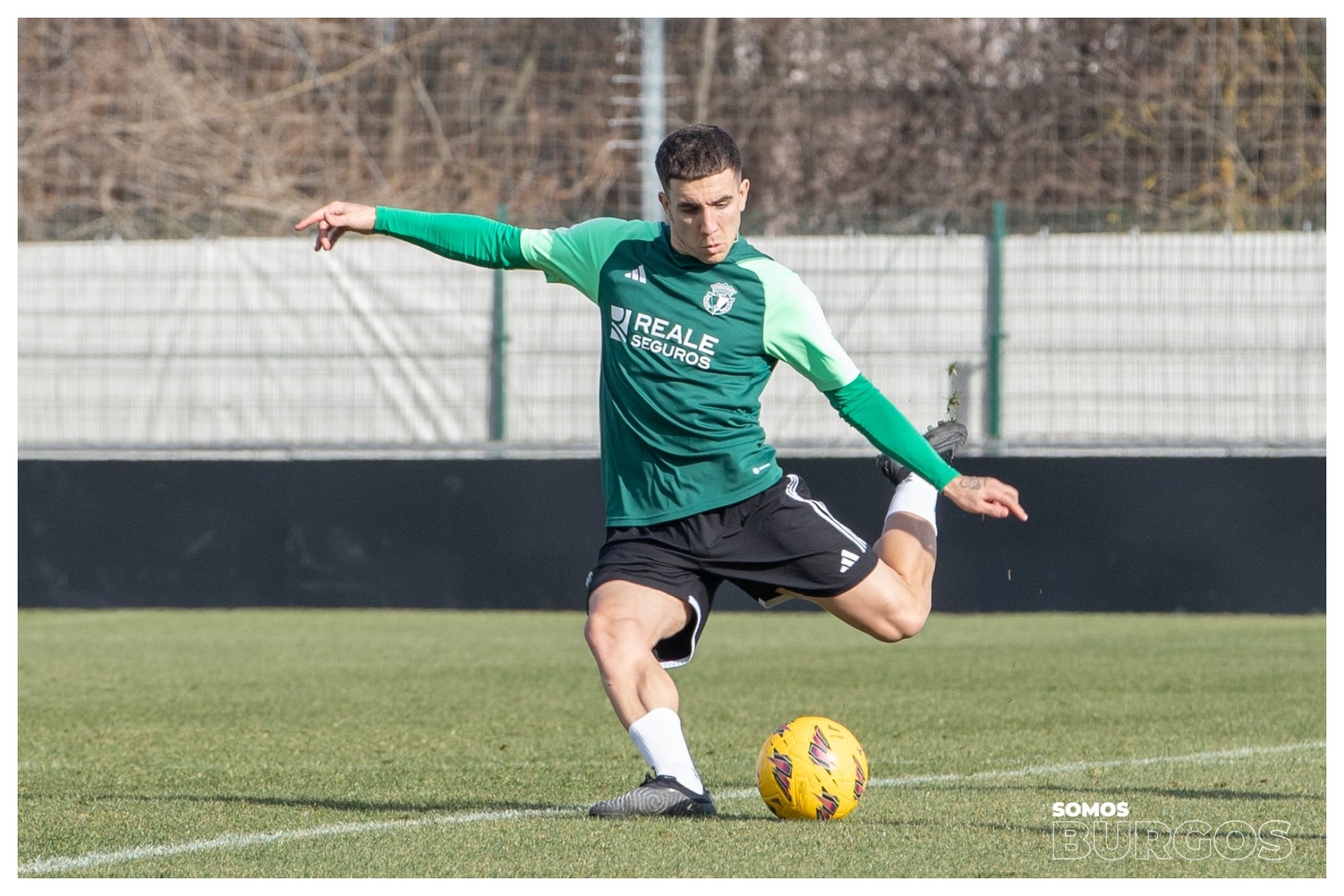 Joni Montiel cerró su incorporación al Burgos y ya se entrenó a las órdenes de Bolo esta mañana