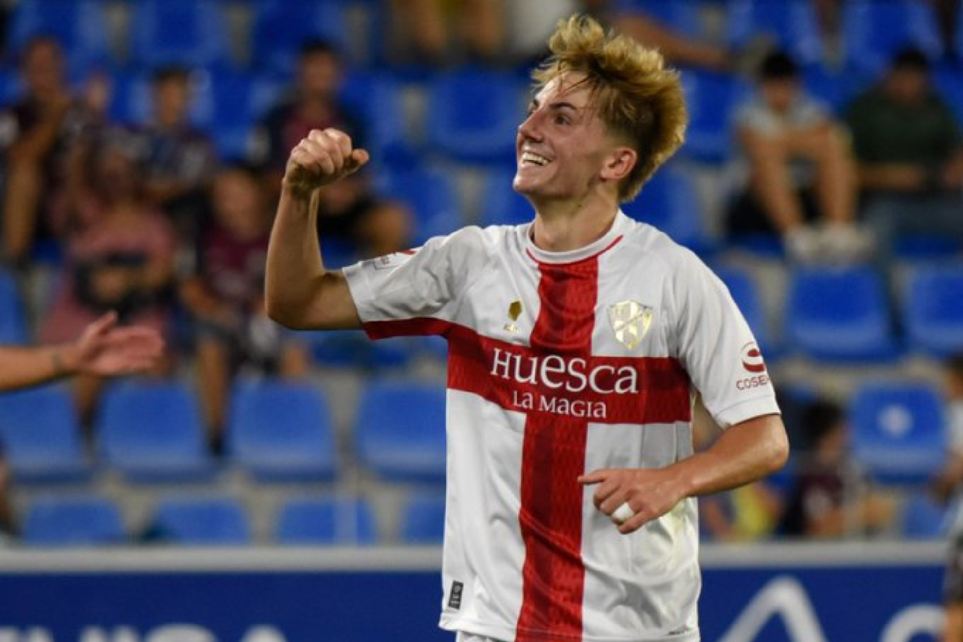 Manu Rico en un partido con el Huesca.