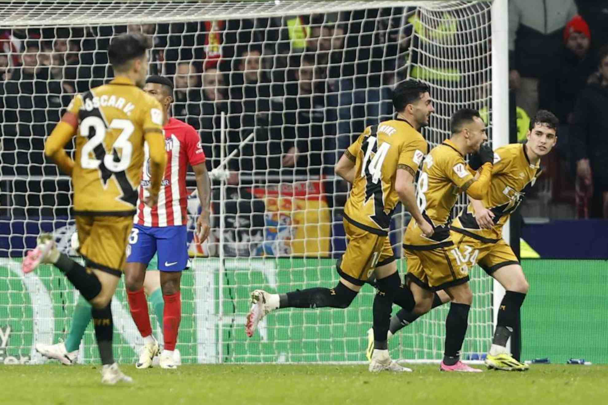 Los jugadores del Rayo celebran el gol de Álvaro García. / JOSÉ A. GARCÍA (MARCA)