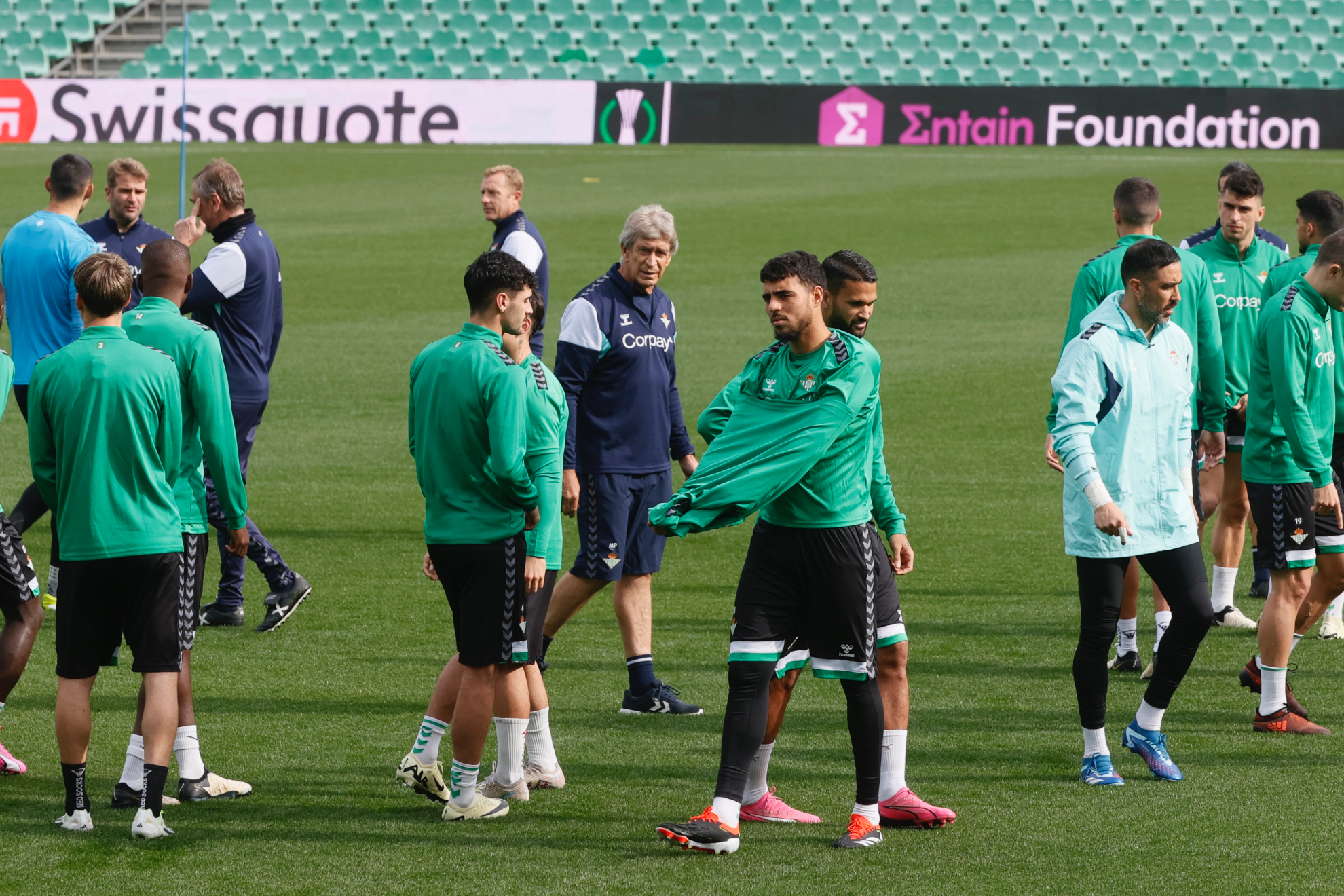 Varios jugadores en el entrenamiento de hoy