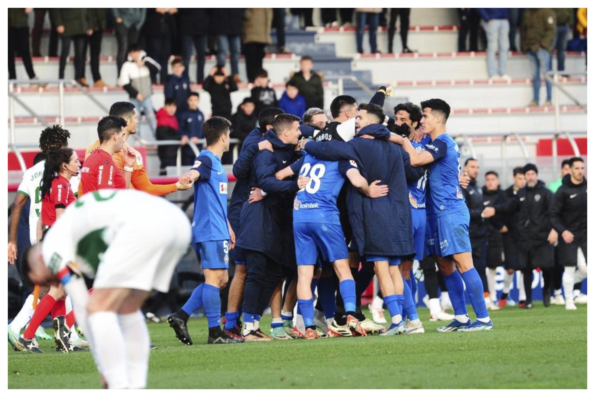 Los jugadores del Amorebieta celebran su triunfo ante el Elche