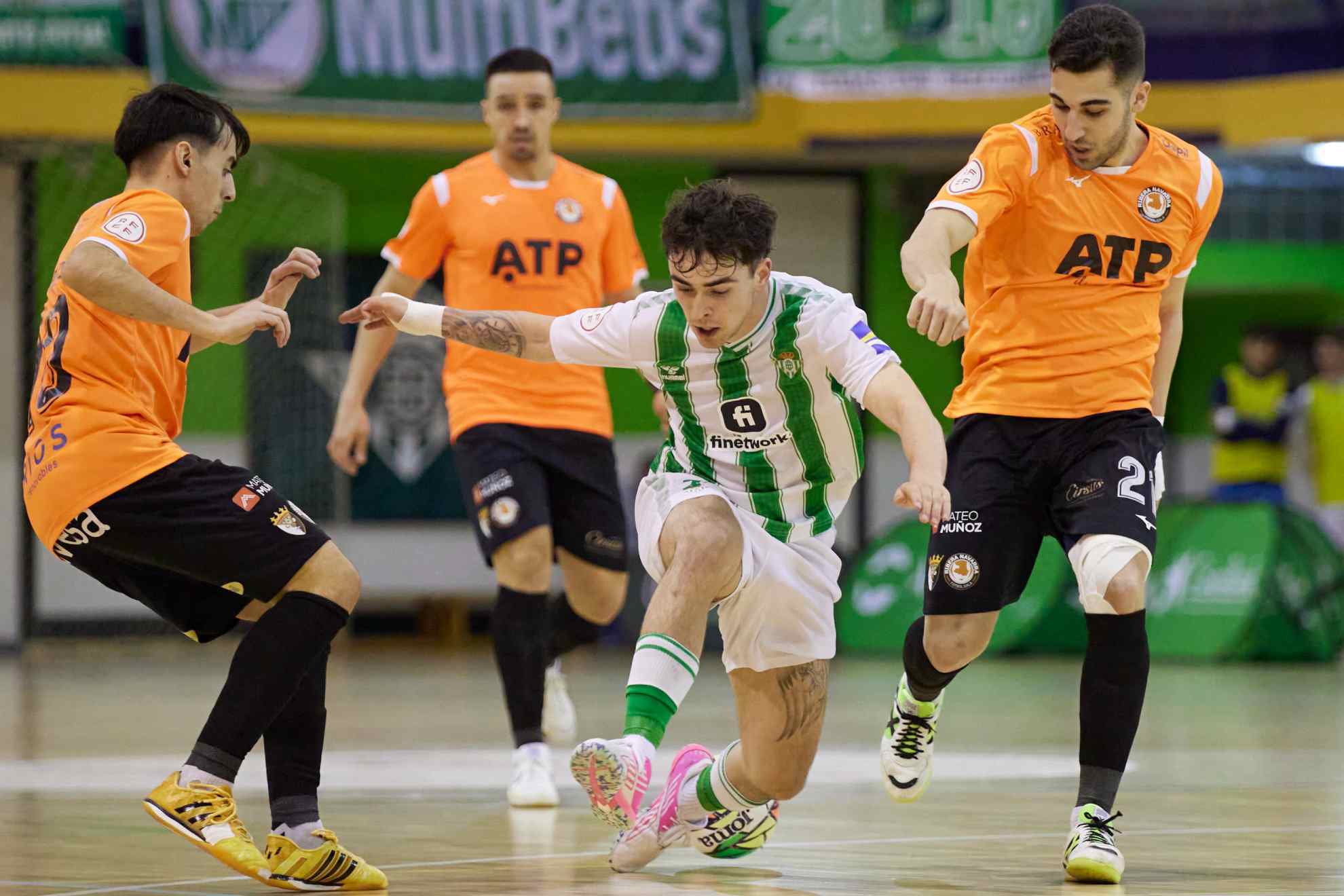 El bético Carrasco, rodeado por los tudelanos Hamza, Matheus Dener y Nacho Gómez.
