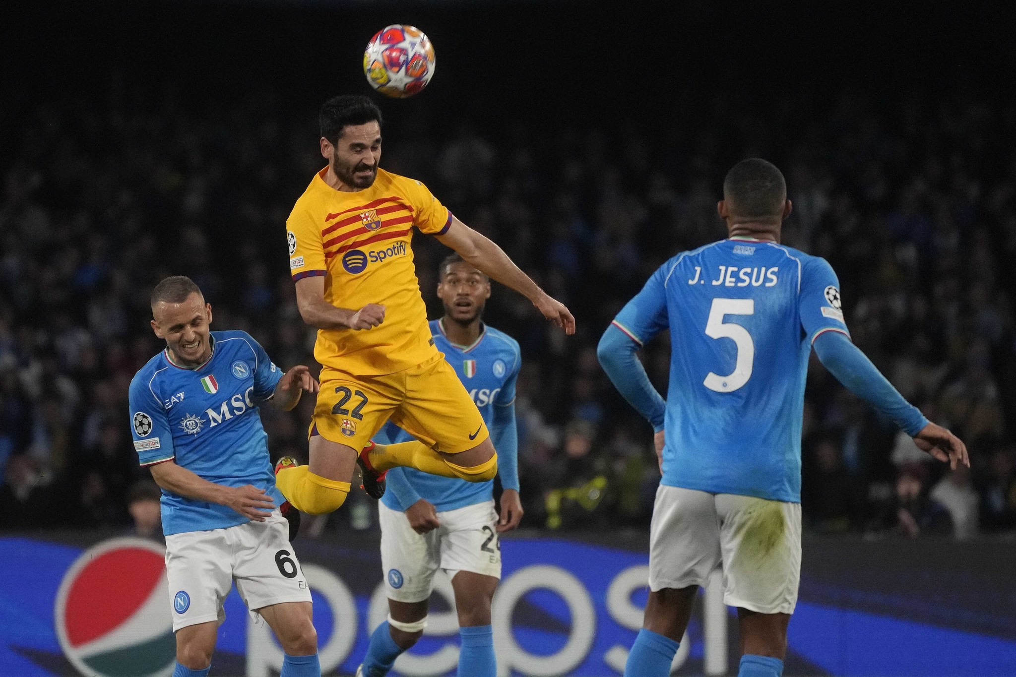 Gündogan gana un balón por alto.