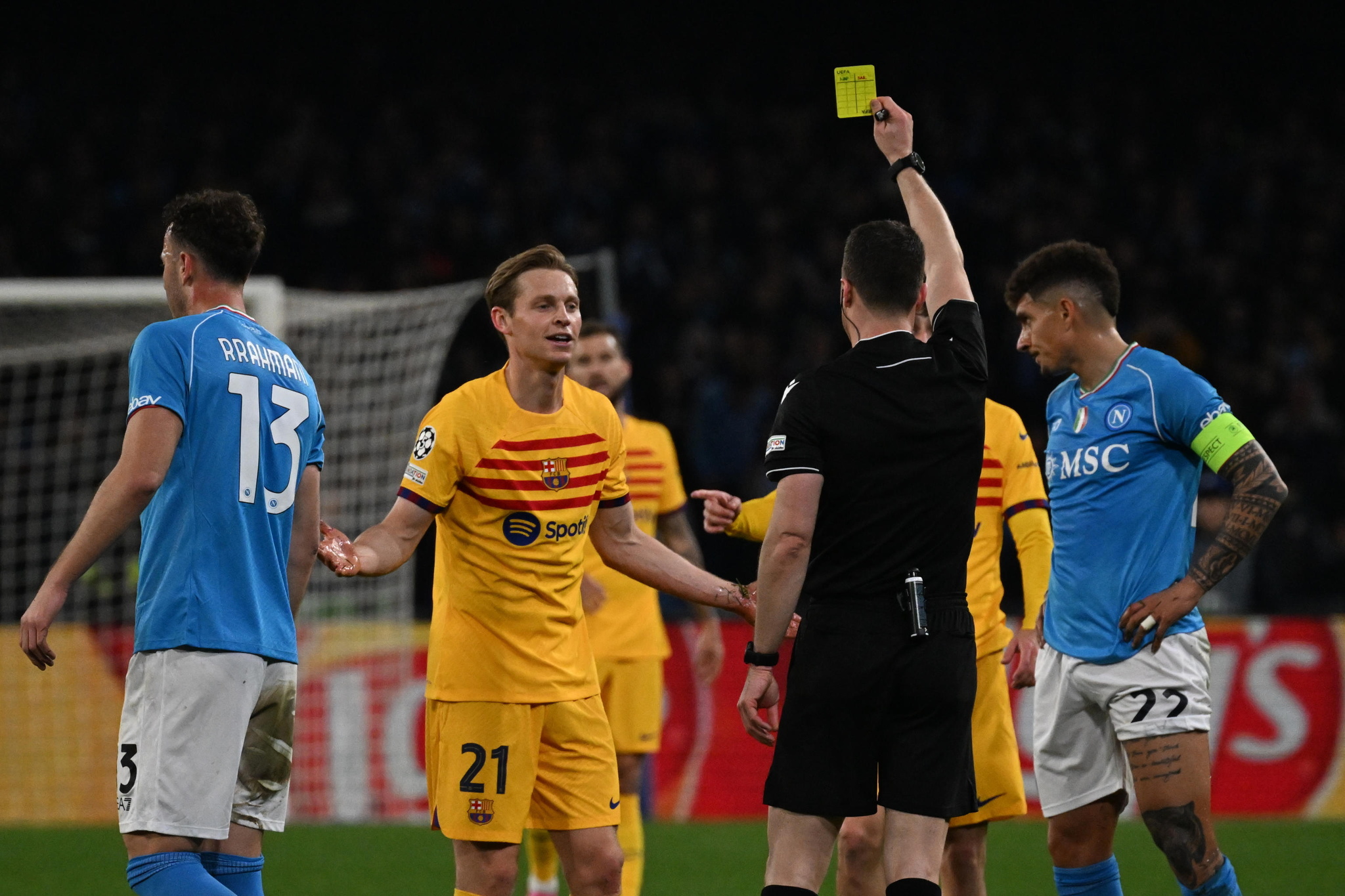 Frenkie de Jong amonestado en el partido.