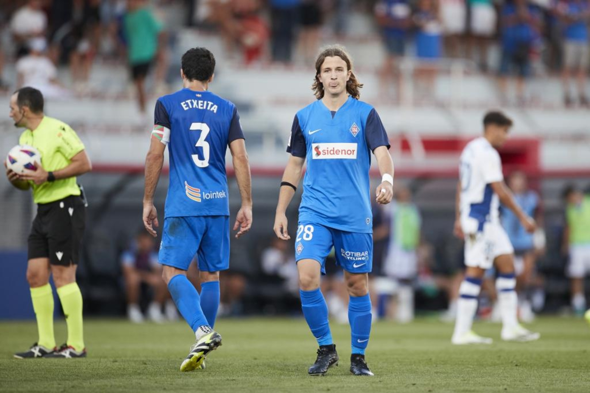Félix Garreta, en un partido ante el capitán Etxeita.