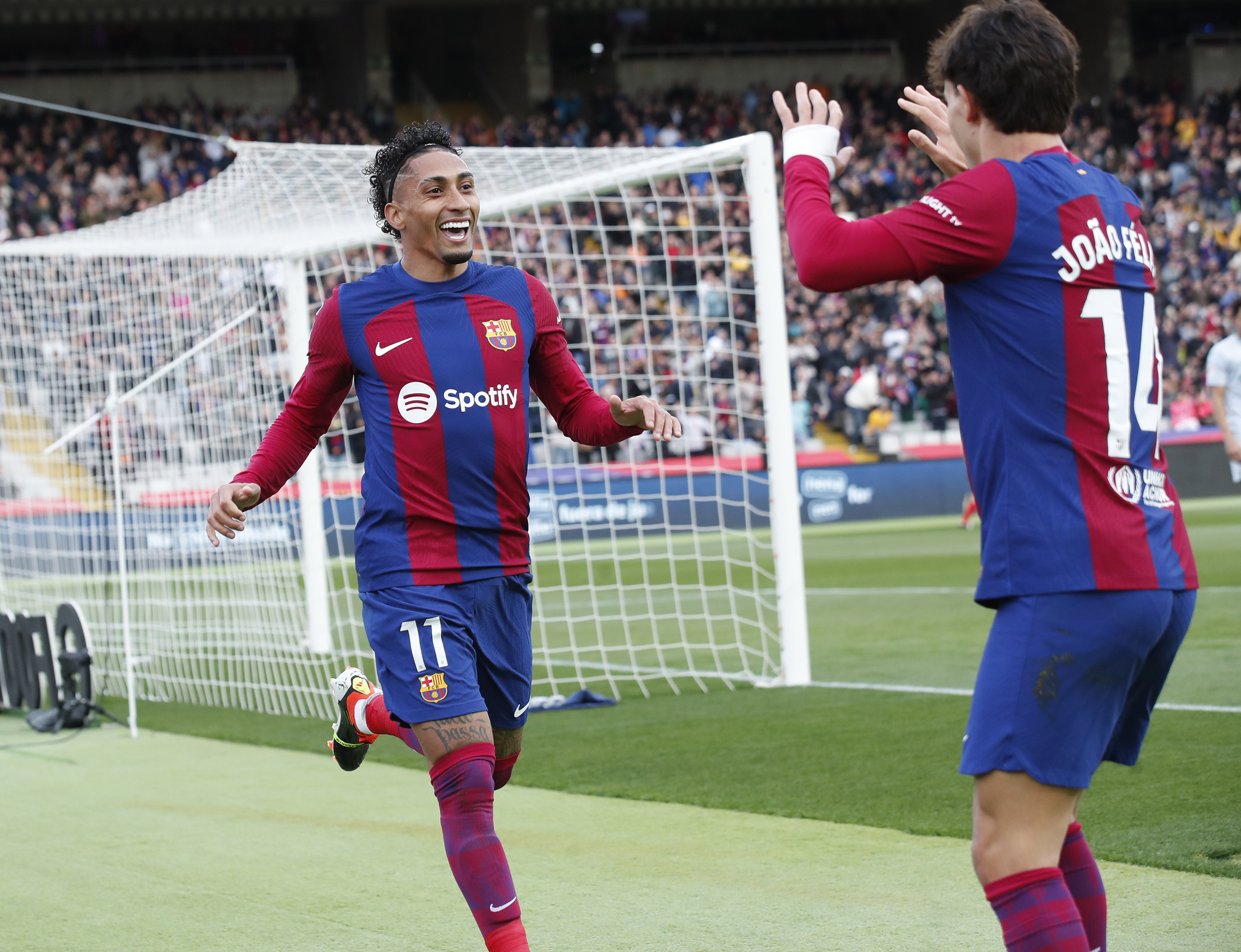 Raphinha y Joao Félix celebran un gol ante el Getafe.